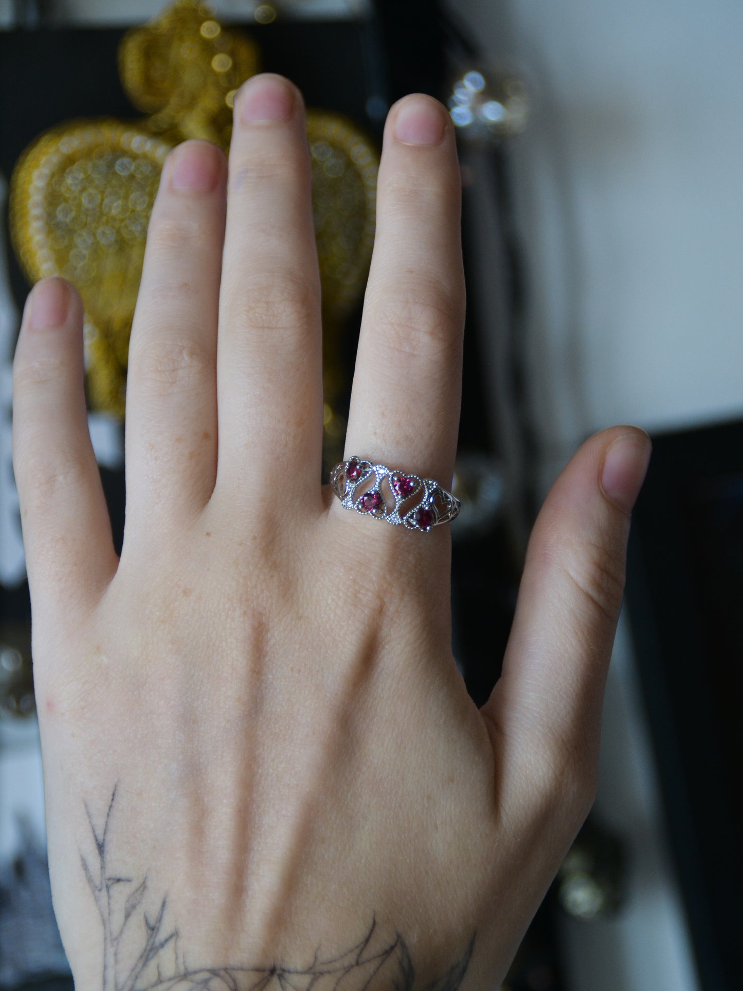 Anello con fascia di cuori in granato