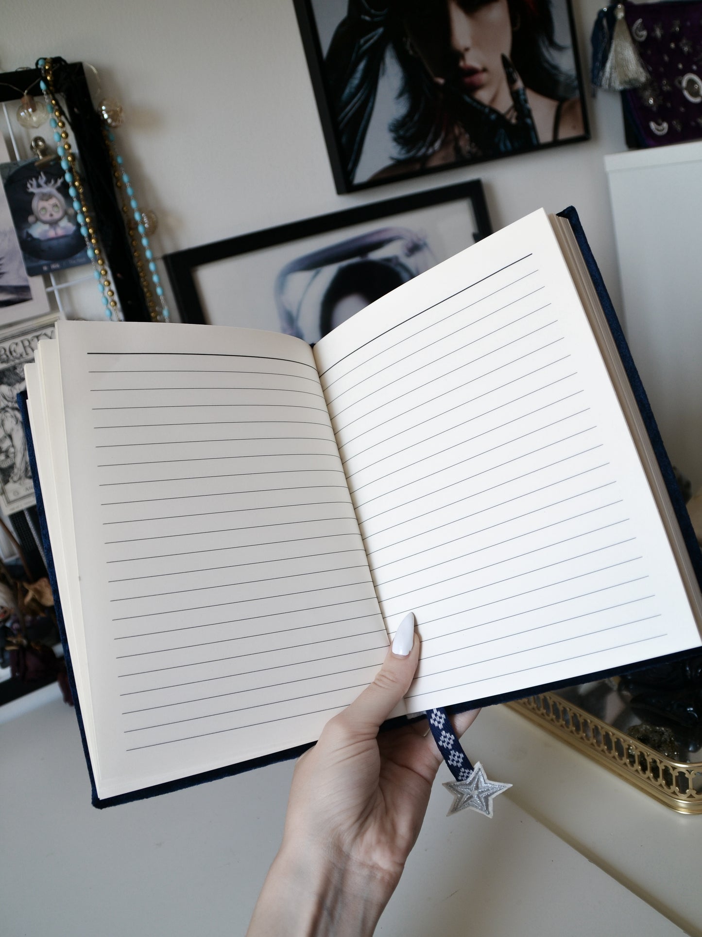 Notebook rigido con ricamo di lune e stelle
