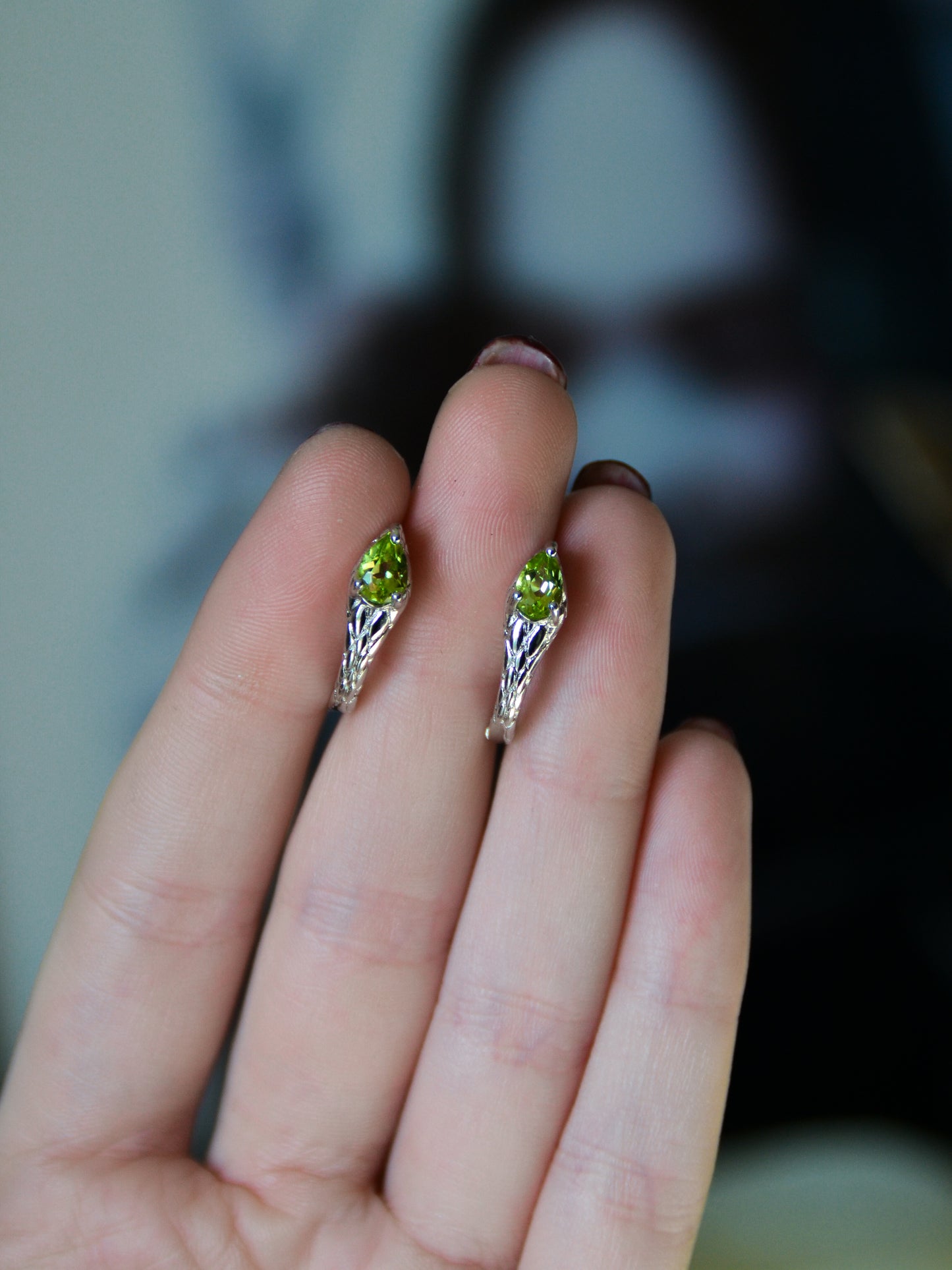 Orecchini a cerchio con serpenti e peridoto