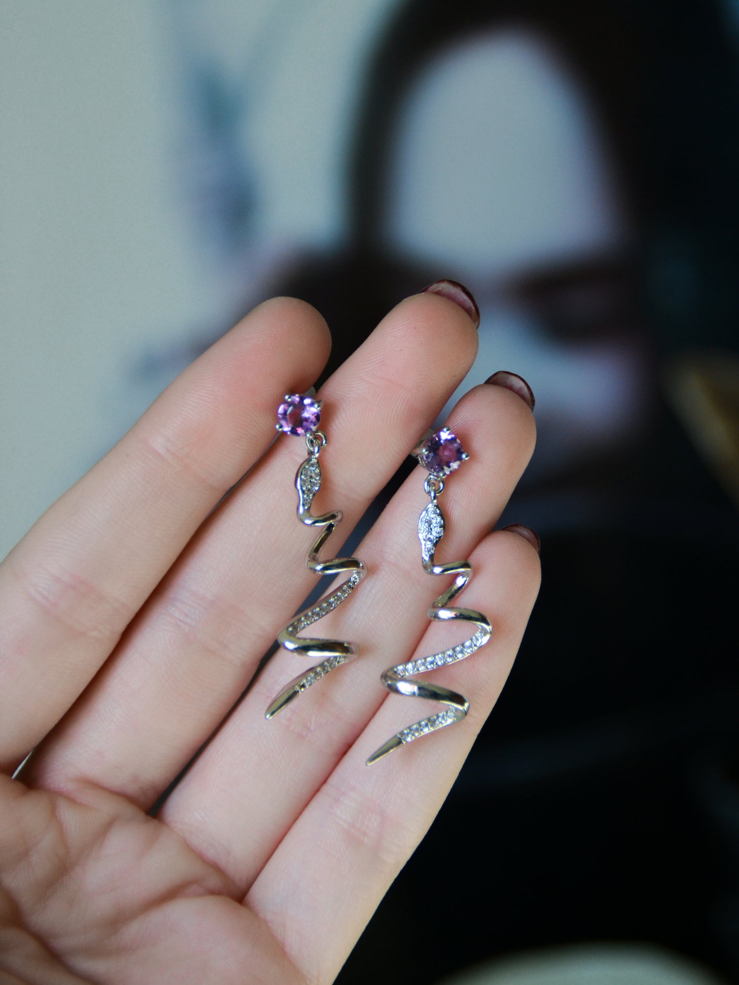 Orecchini con ametista e serpenti pendenti