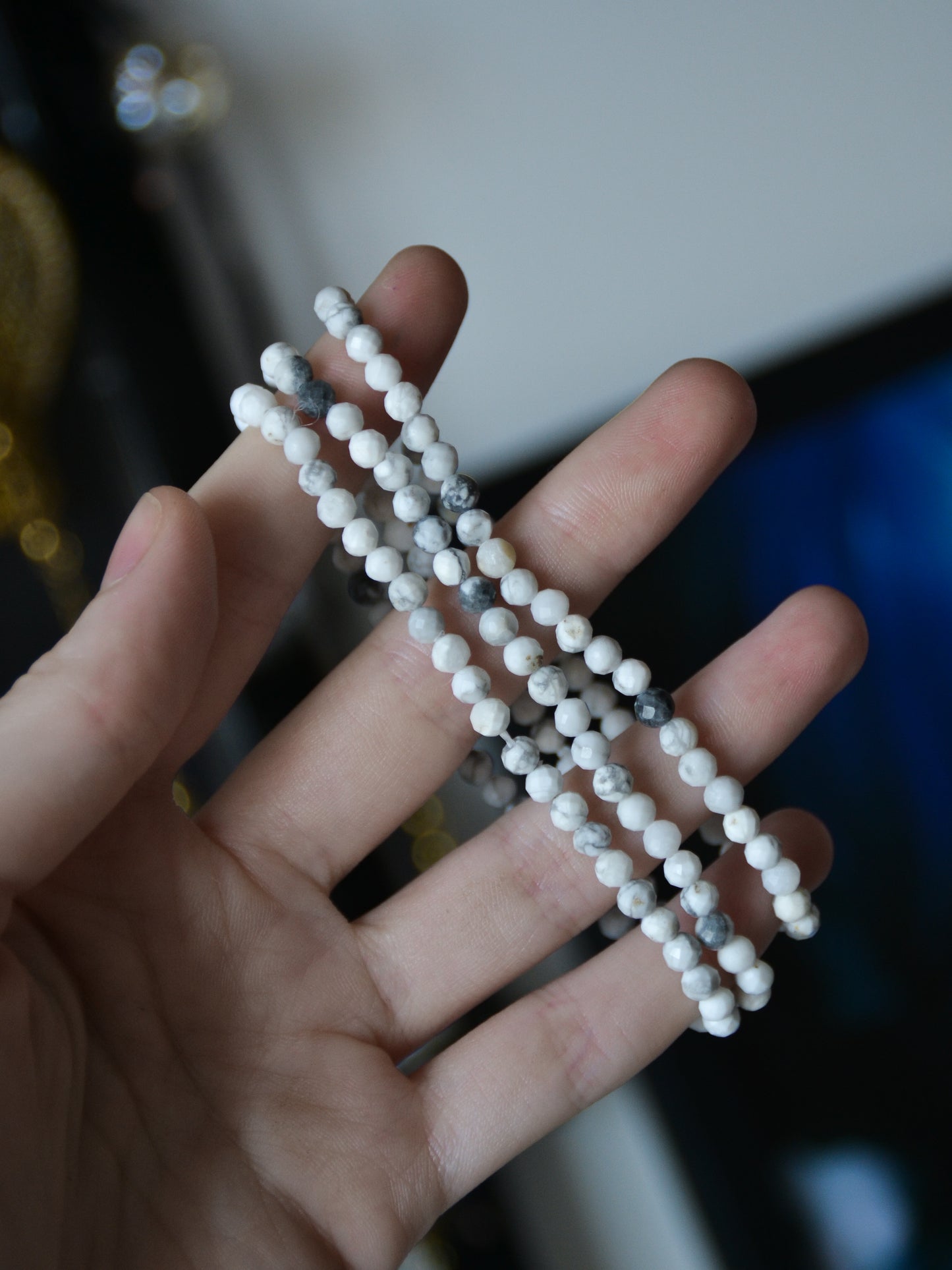 Bracciale in biglie sfaccettate di howlite