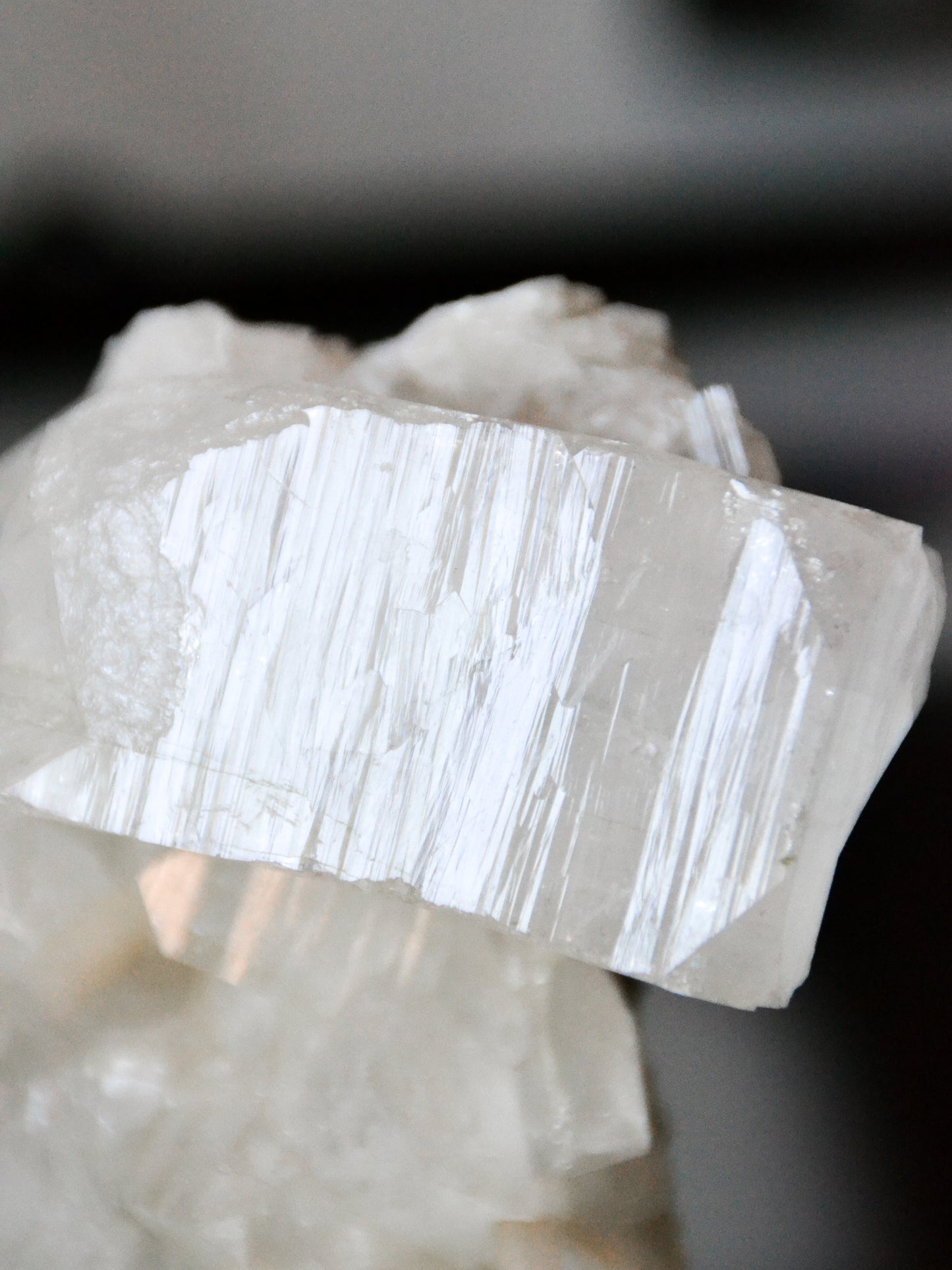 Specimen di apofillite mix stilbite rosa su stand (445 g)