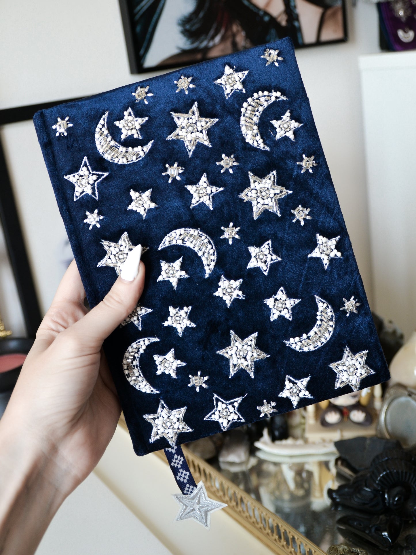 Notebook rigido con ricamo di lune e stelle
