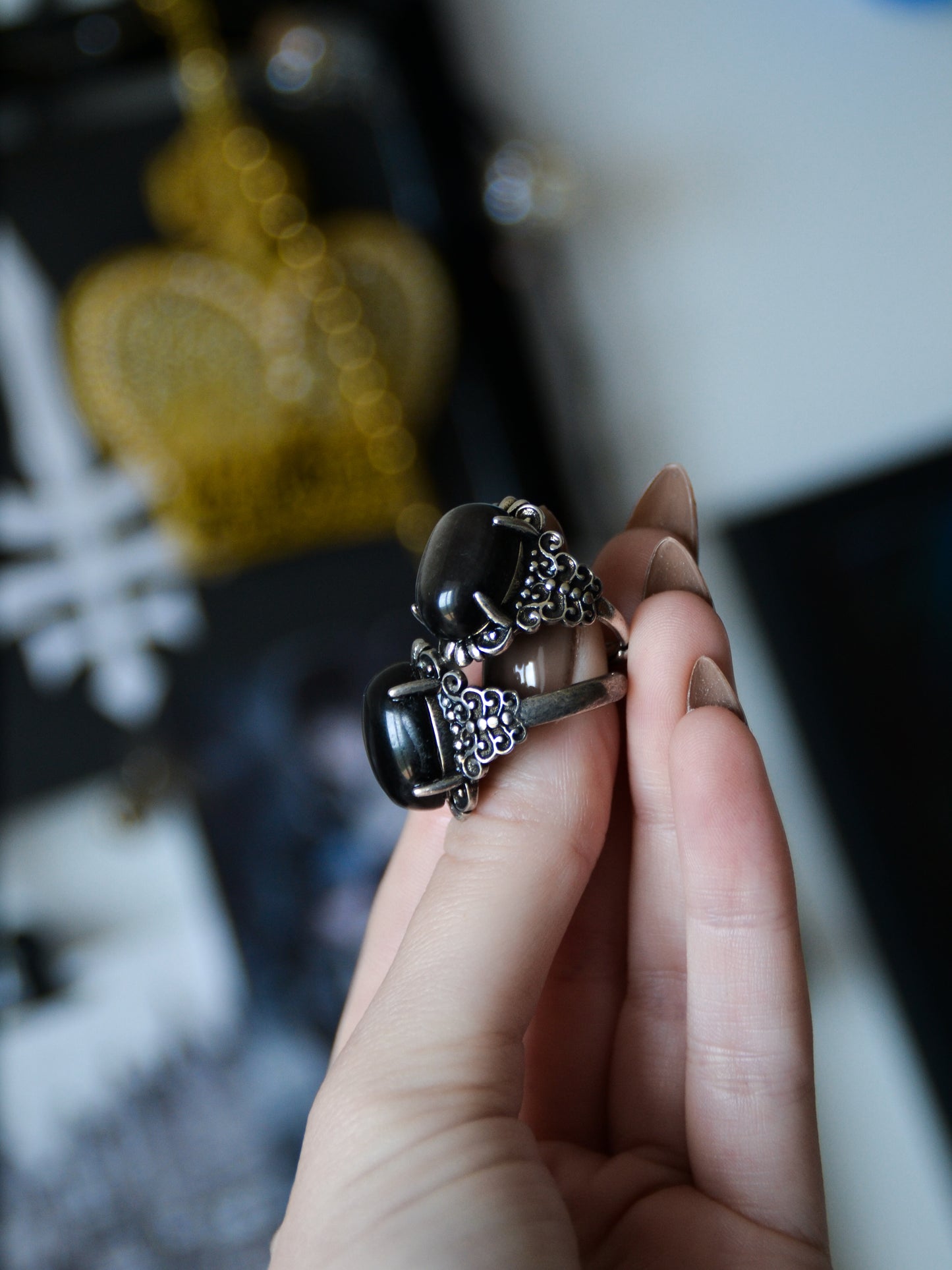 Anello gotico con ossidiana argentata