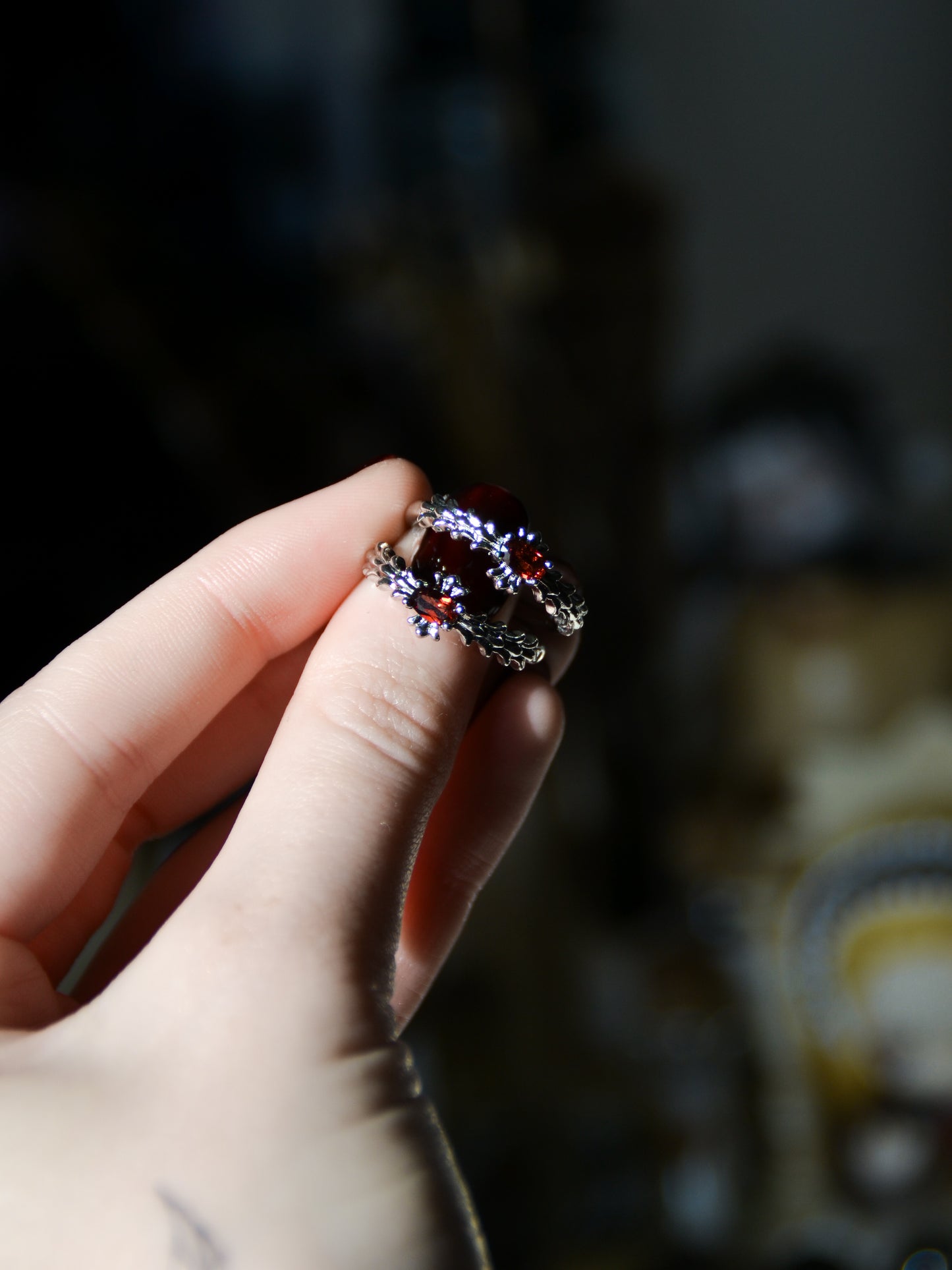 Anello con croce gotica e granato