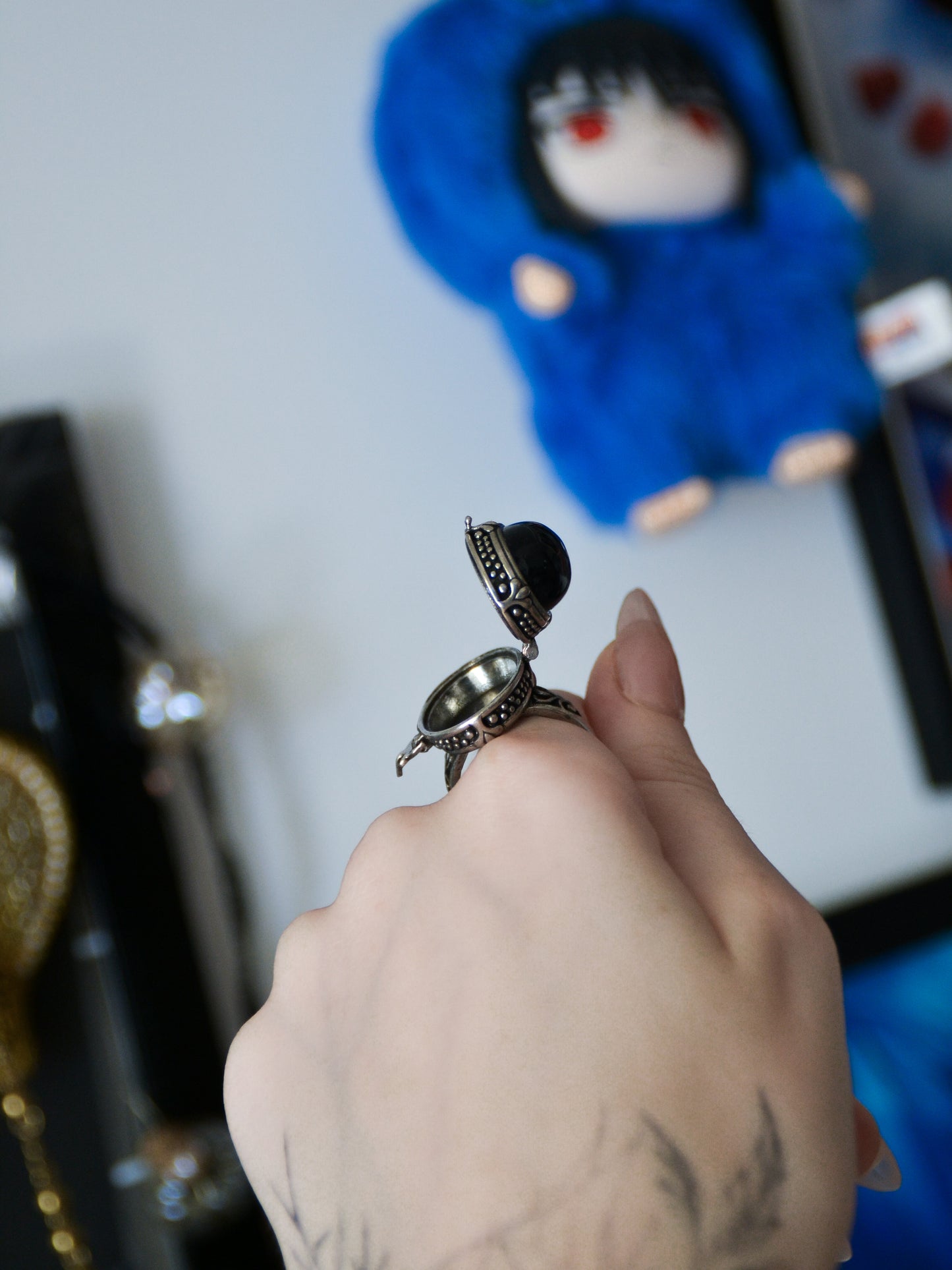 Anello poison con ossidiana arcobaleno