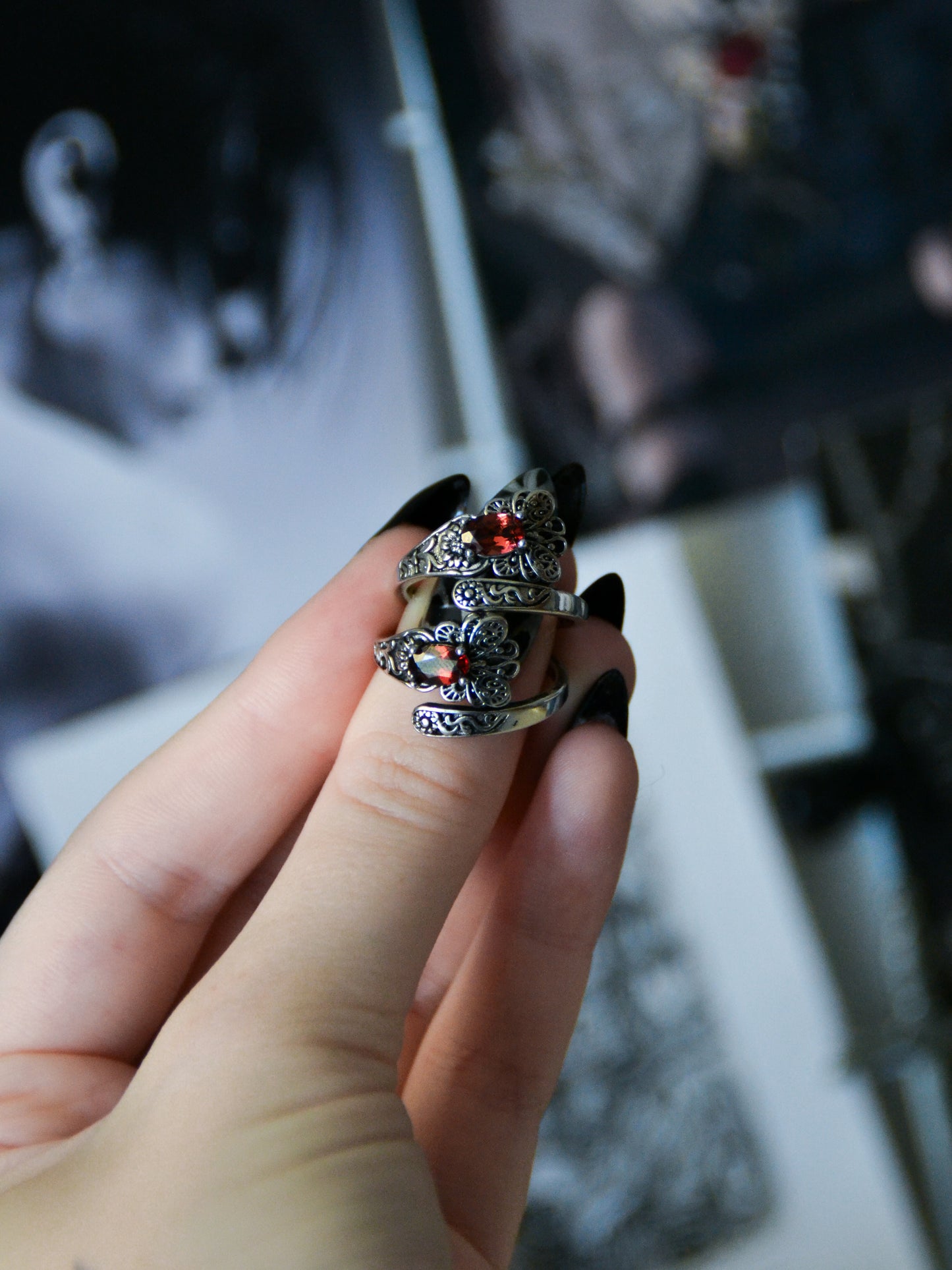 Anello spoon ring farfalla con granato