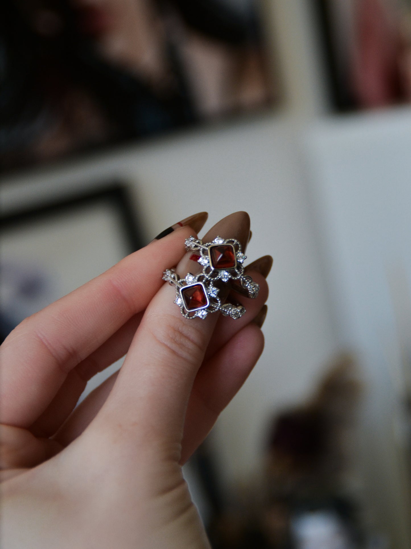 Anello con cubo in granato