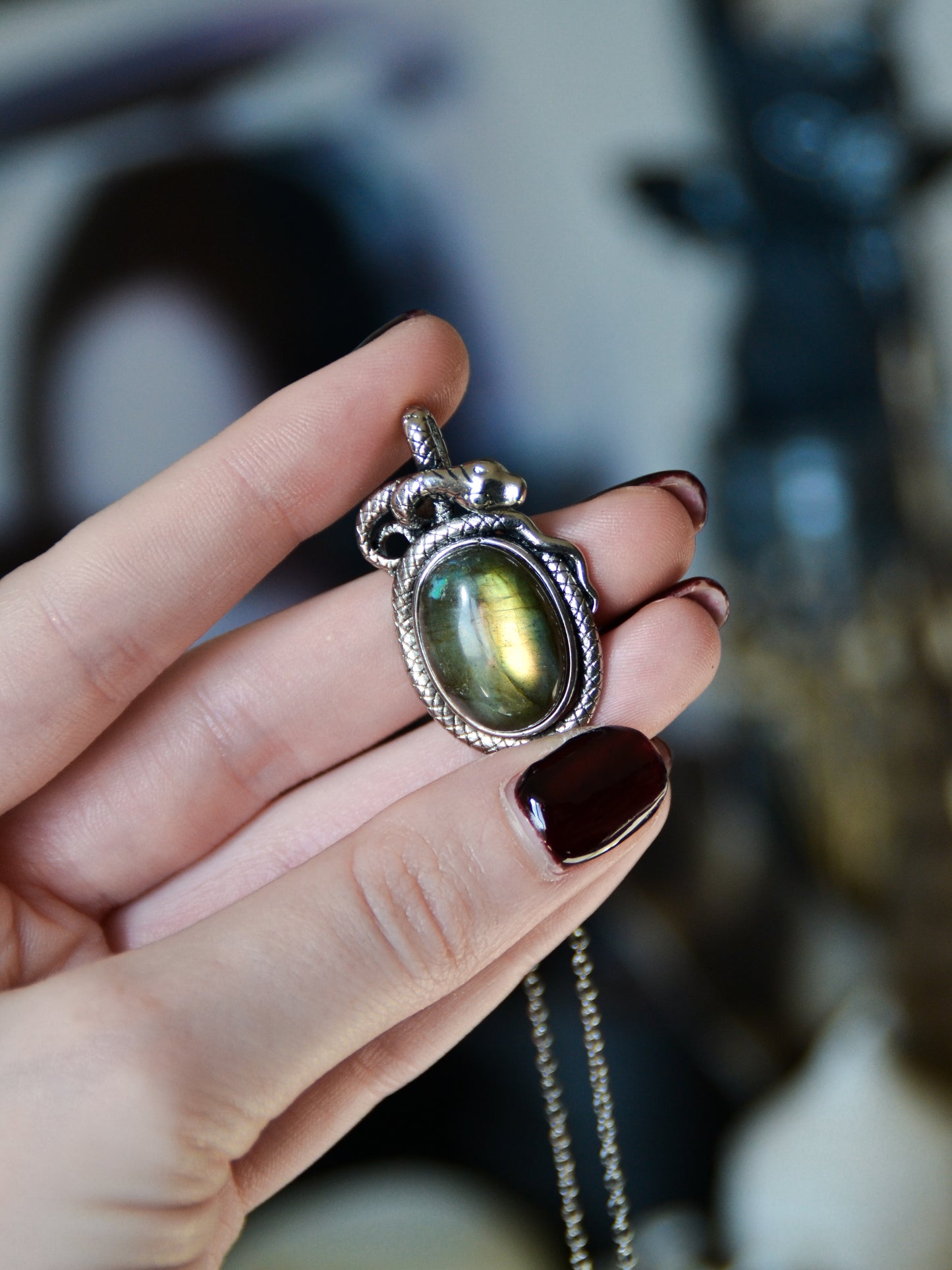 Ciondolo con montatura di serpente e labradorite