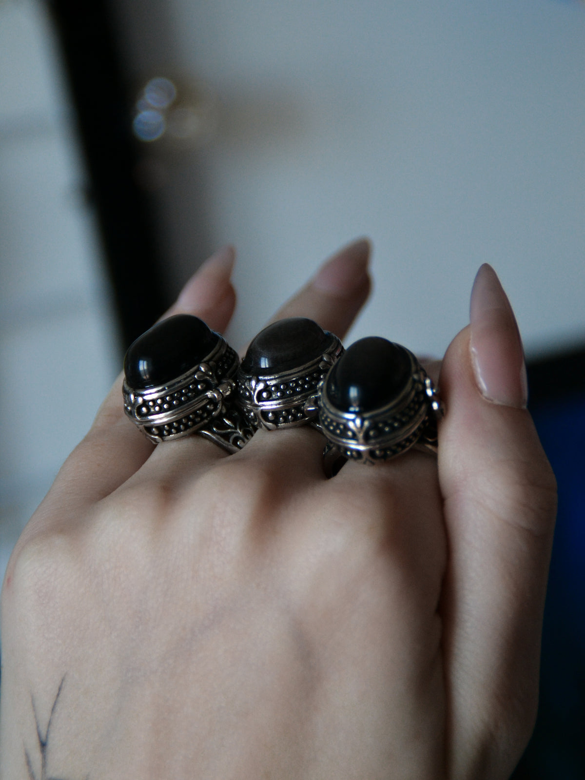 Anello poison con ossidiana argentata