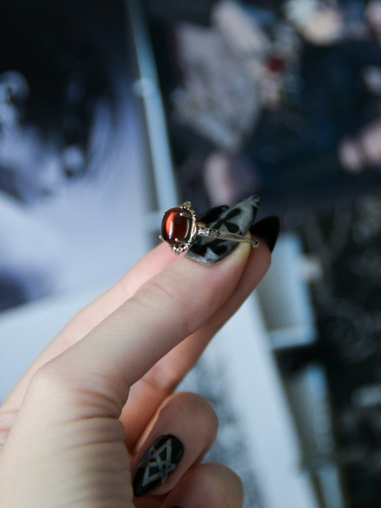 Anello gotico con agata rossa