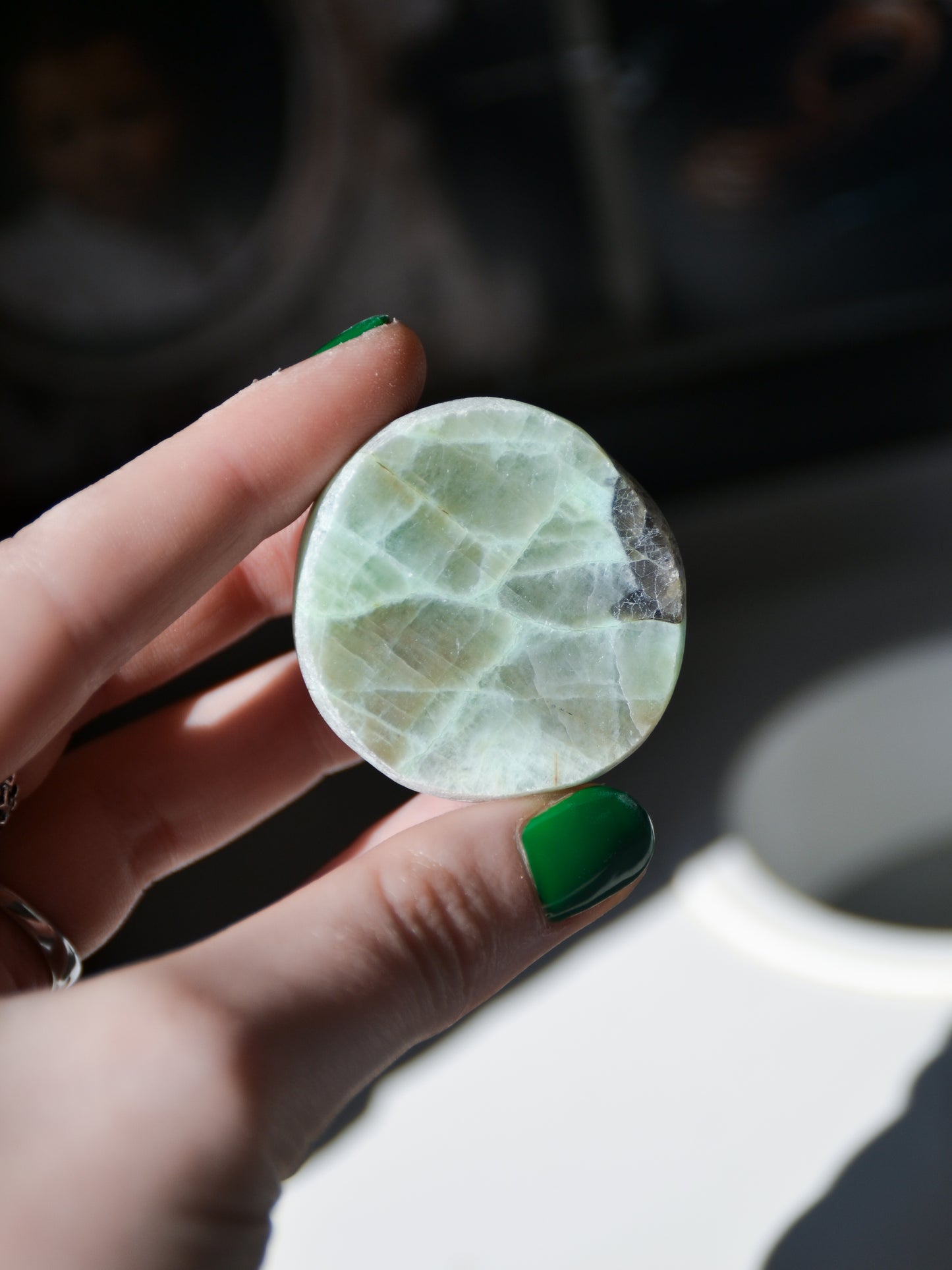 Emu egg in garnierite (pietra di luna verde)