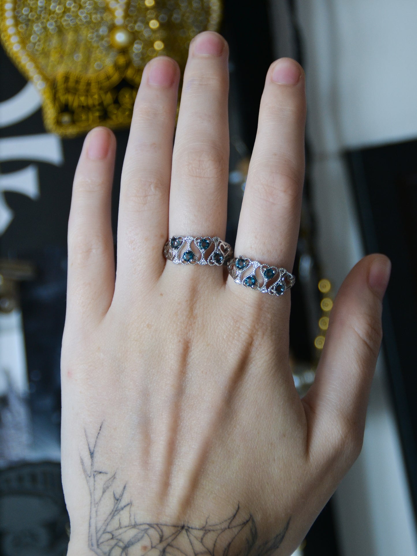 Anello con fascia di cuori in topazio