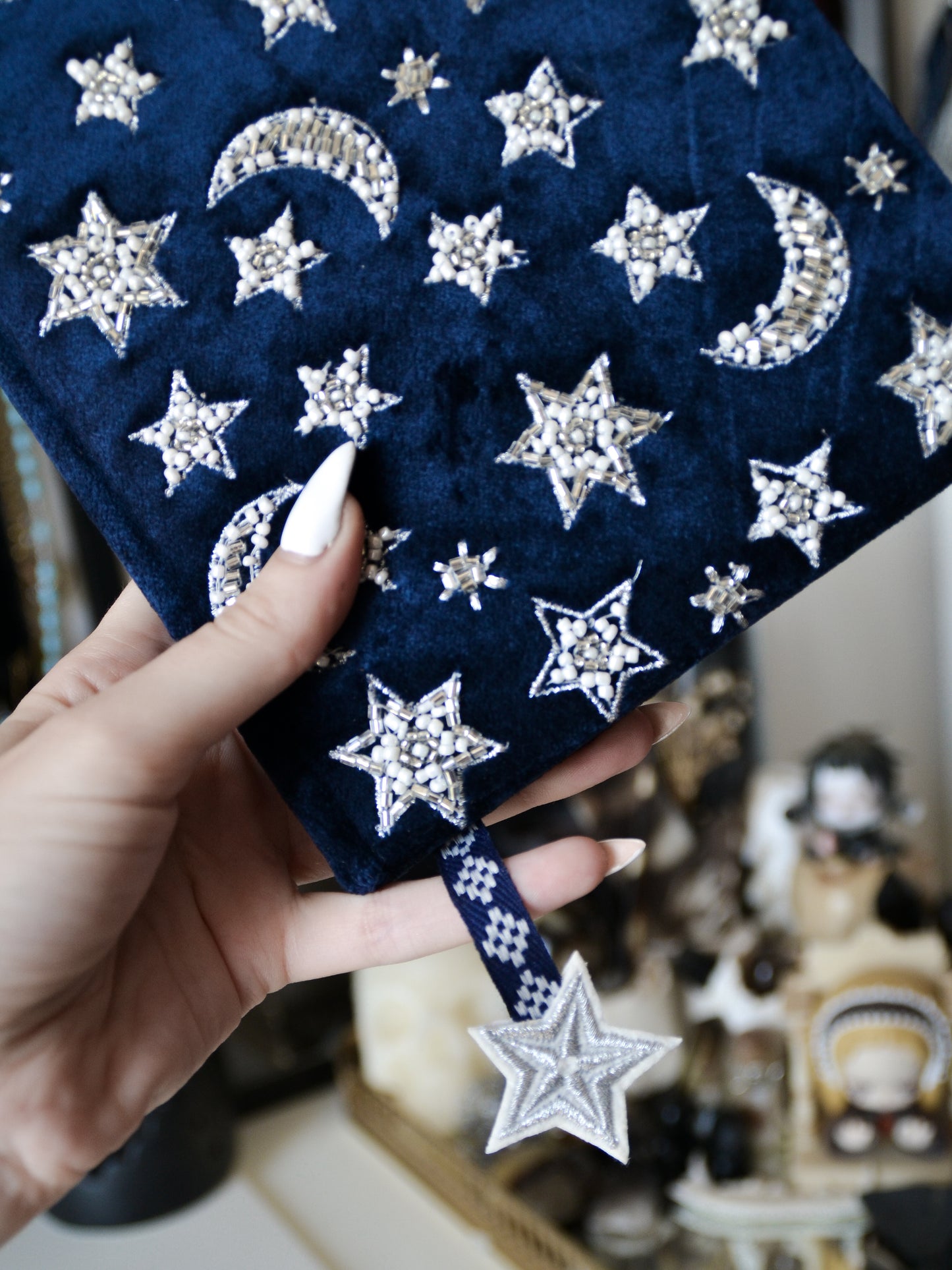 Notebook rigido con ricamo di lune e stelle