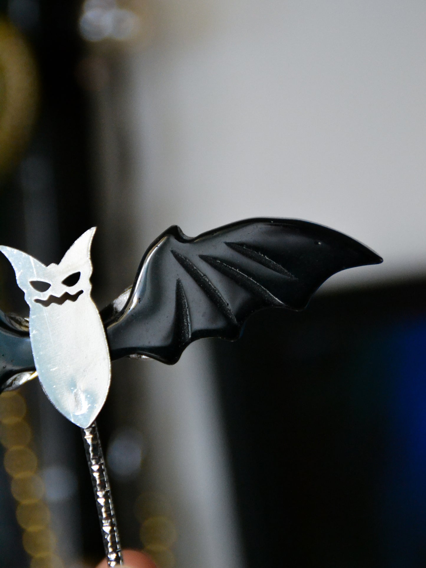 Ali di pipistrello in ossidiana nera su stand