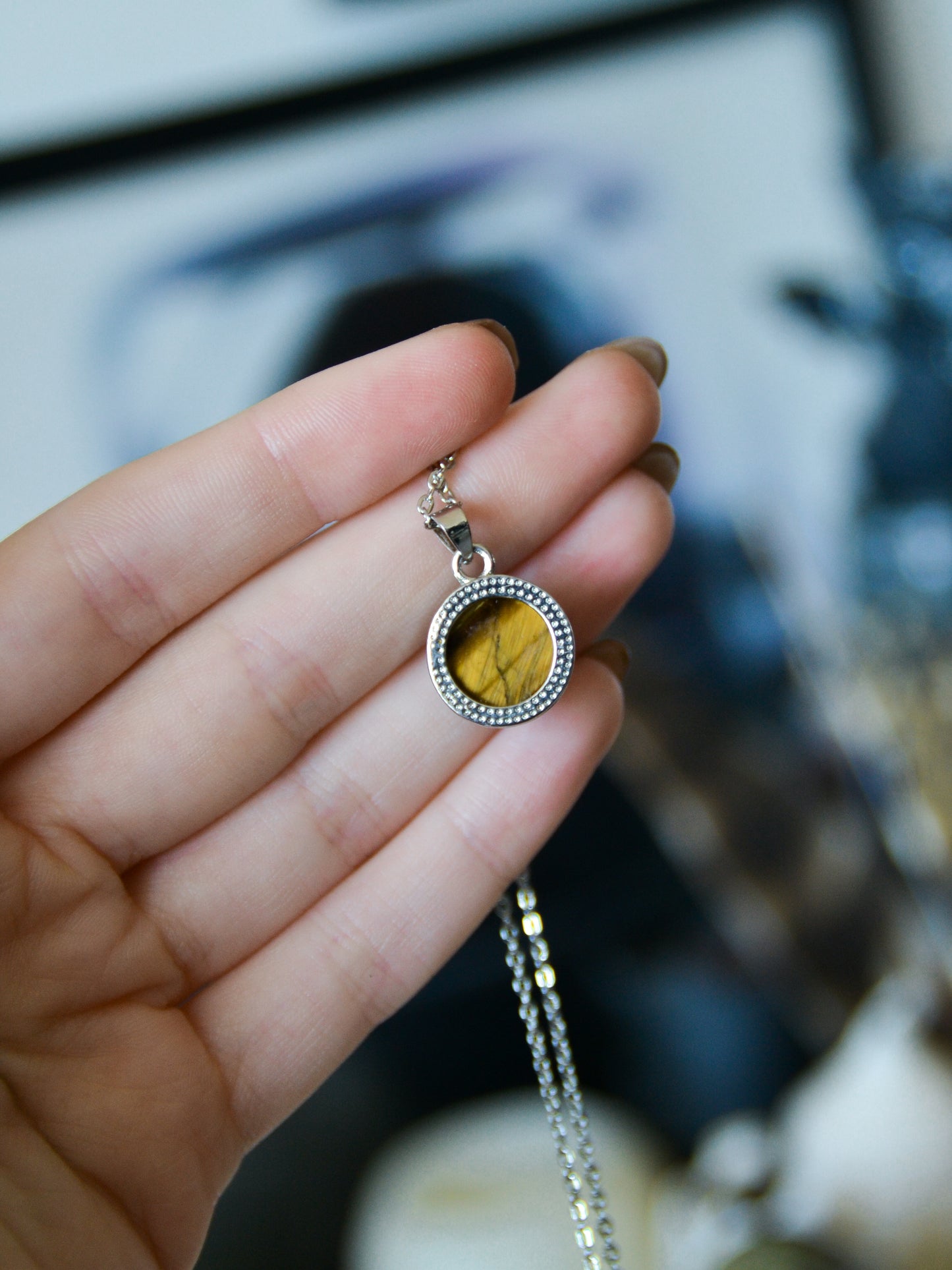 Ciondolo tondo in occhio di tigre