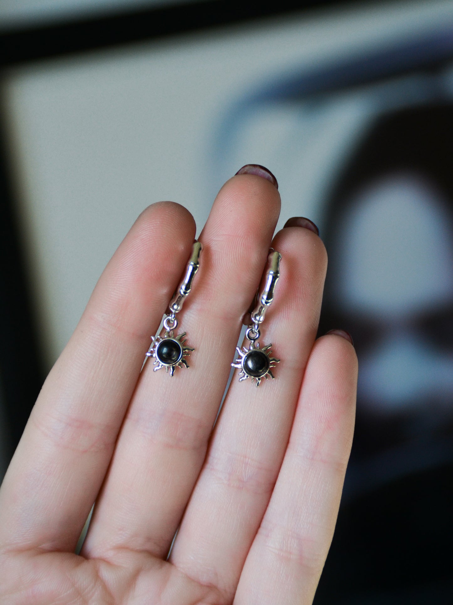 Orecchini a cerchio con soli pendenti e iperstene