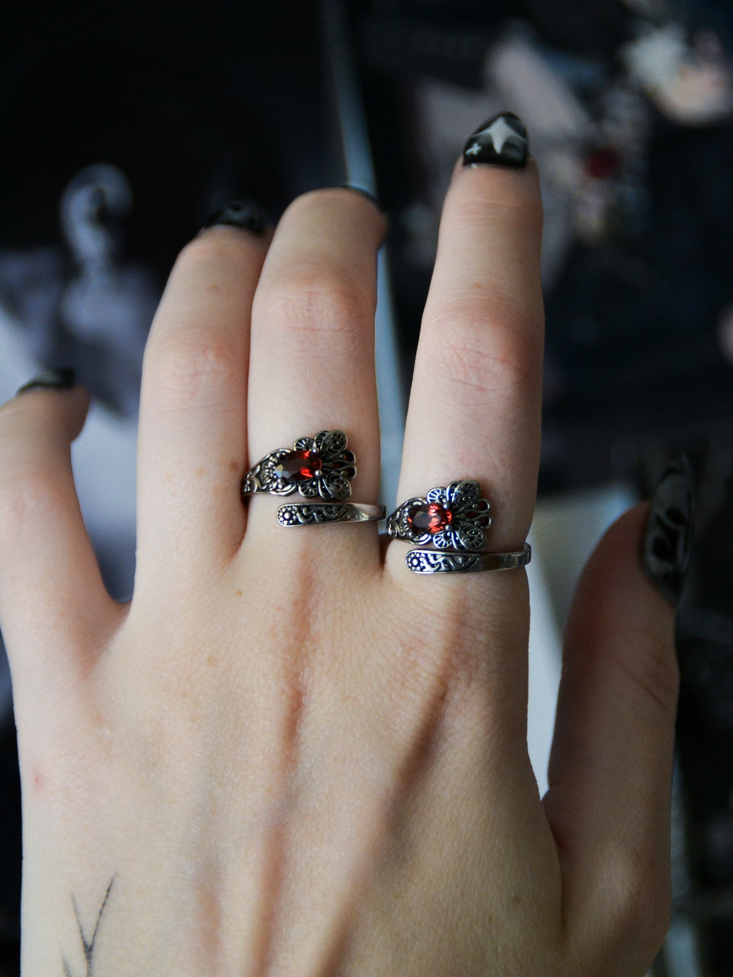 Anello spoon ring farfalla con granato