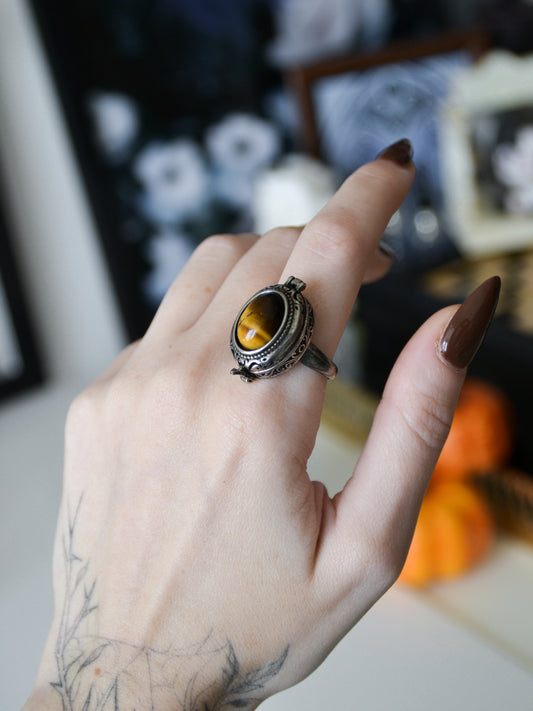 Anello poison locket con occhio di tigre