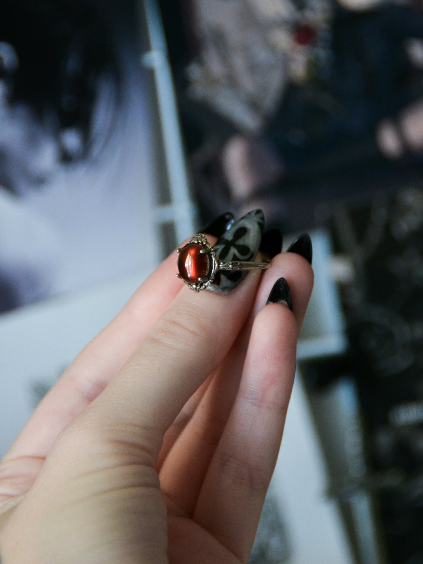 Anello gotico con agata rossa