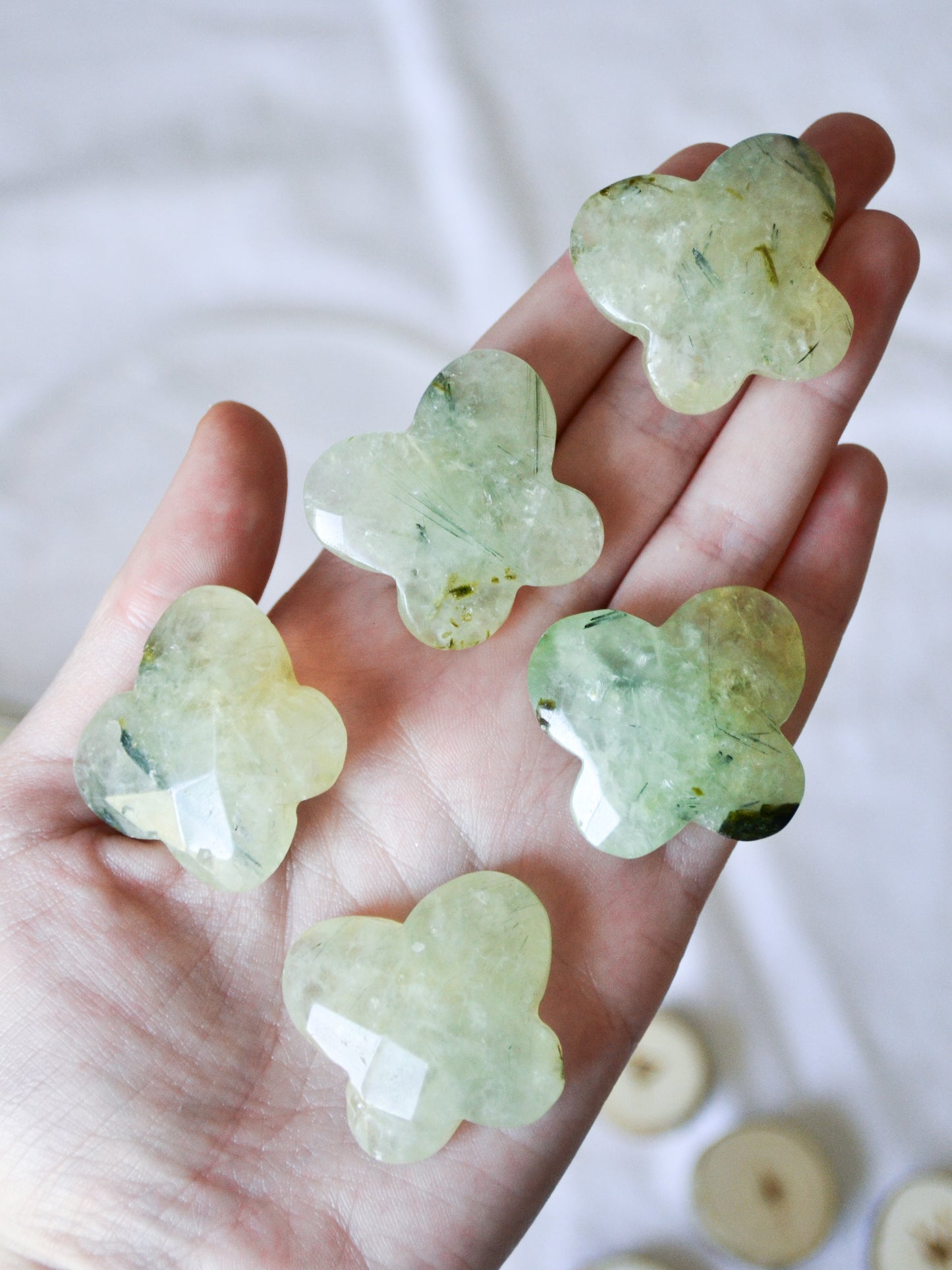 Farfalla sfaccettata in prehnite