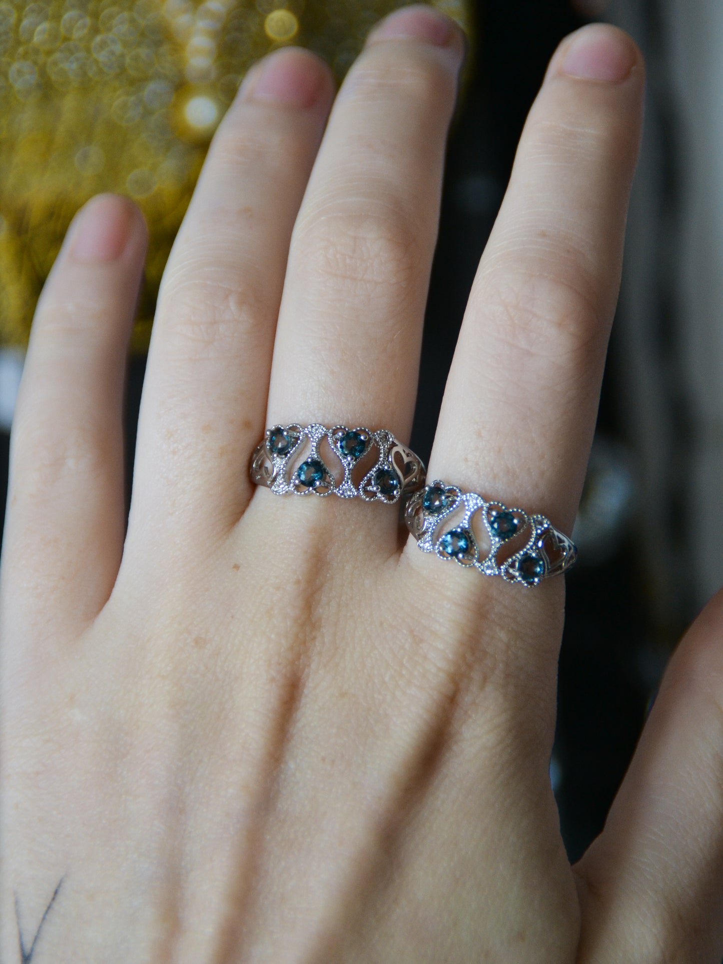 Anello con fascia di cuori in topazio