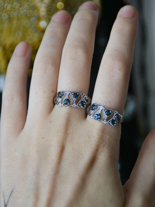 Anello con fascia di cuori in topazio