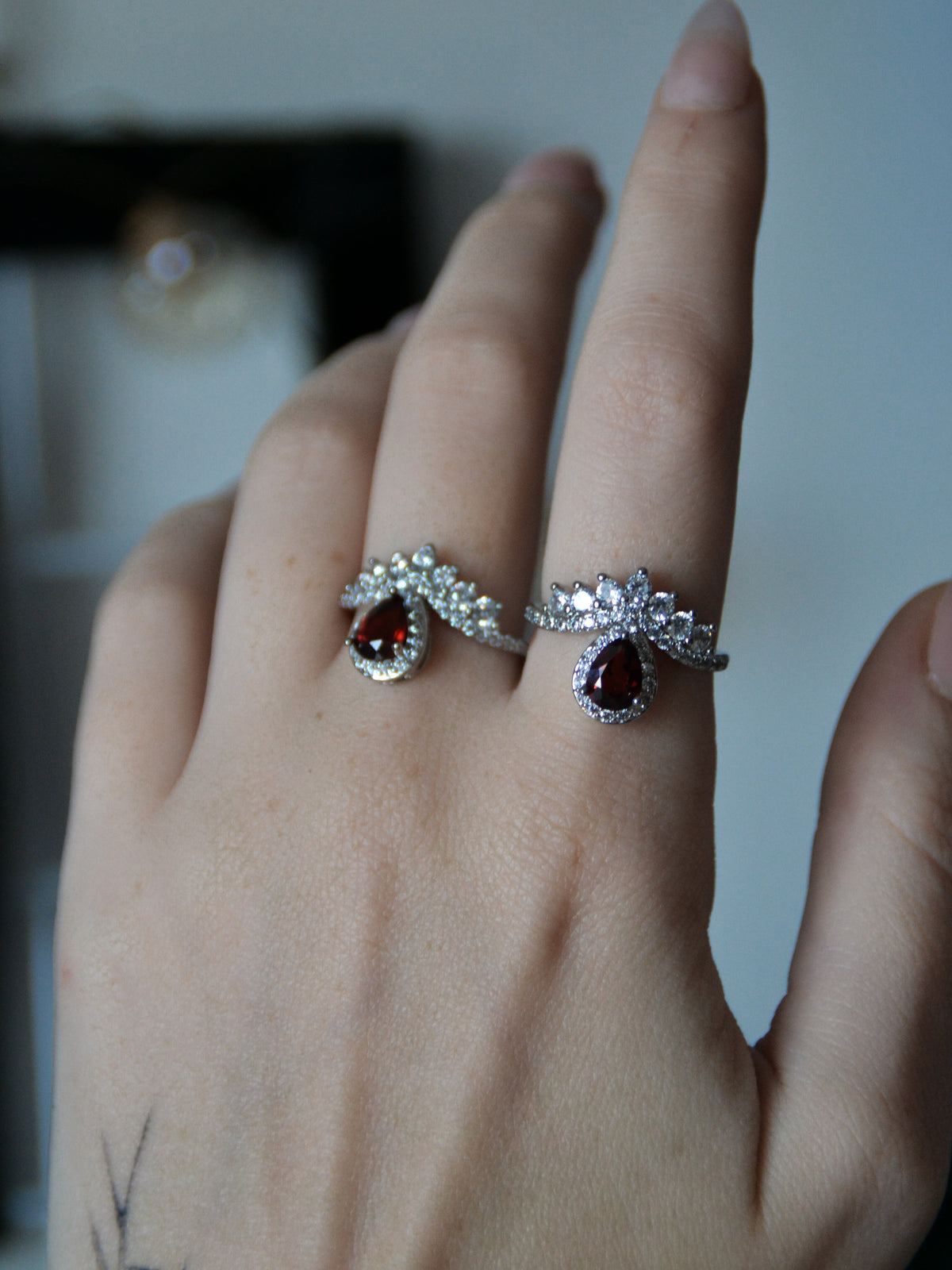 Anello crimson crown con granato