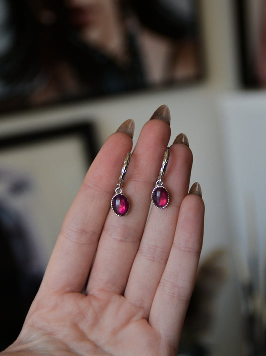 Orecchini con star ruby pendenti