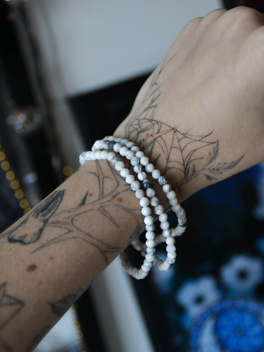 Bracciale in biglie sfaccettate di howlite