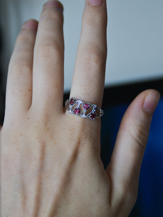 Anello con fascia di cuori in granato