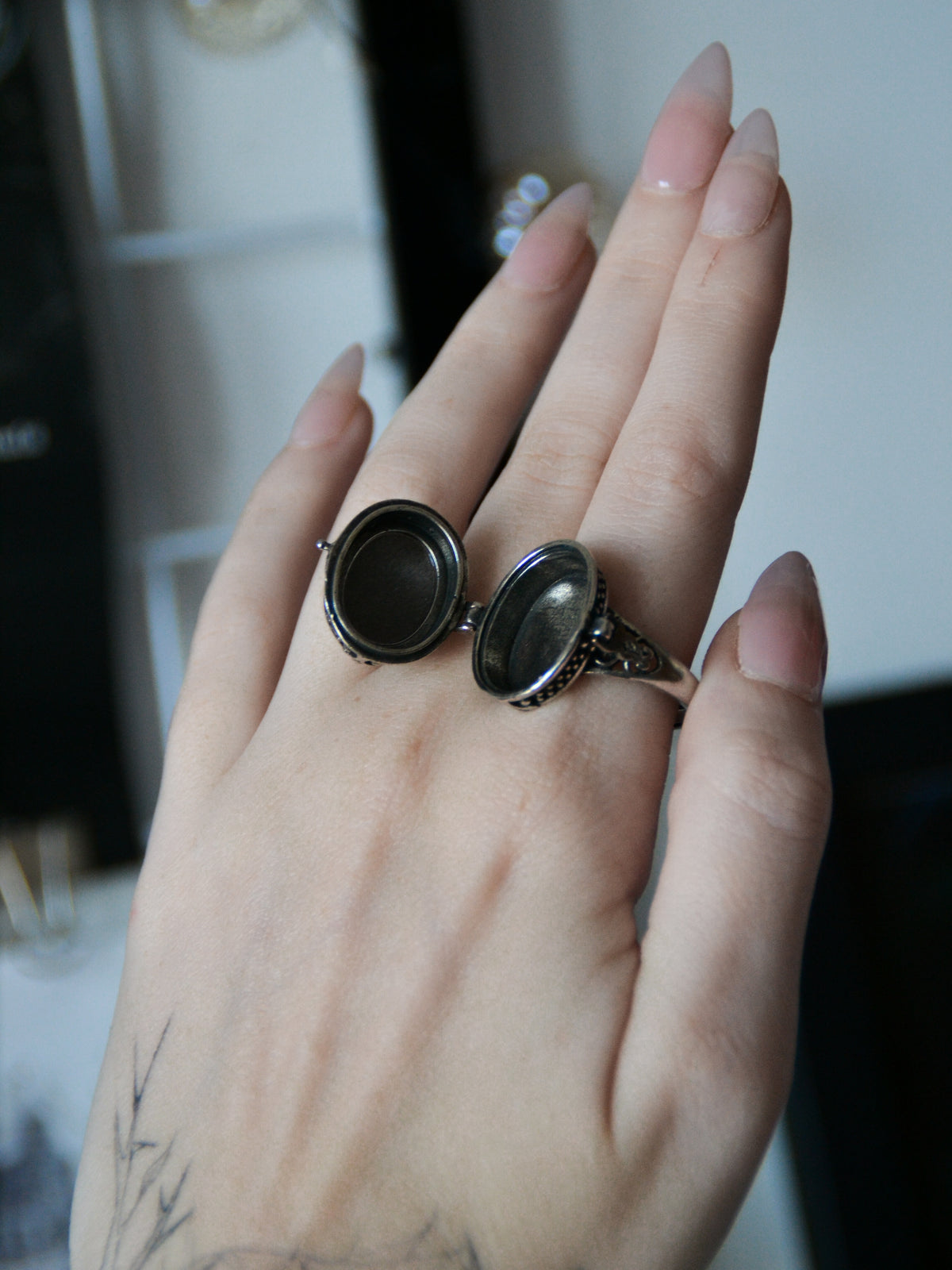 Anello poison con ossidiana argentata