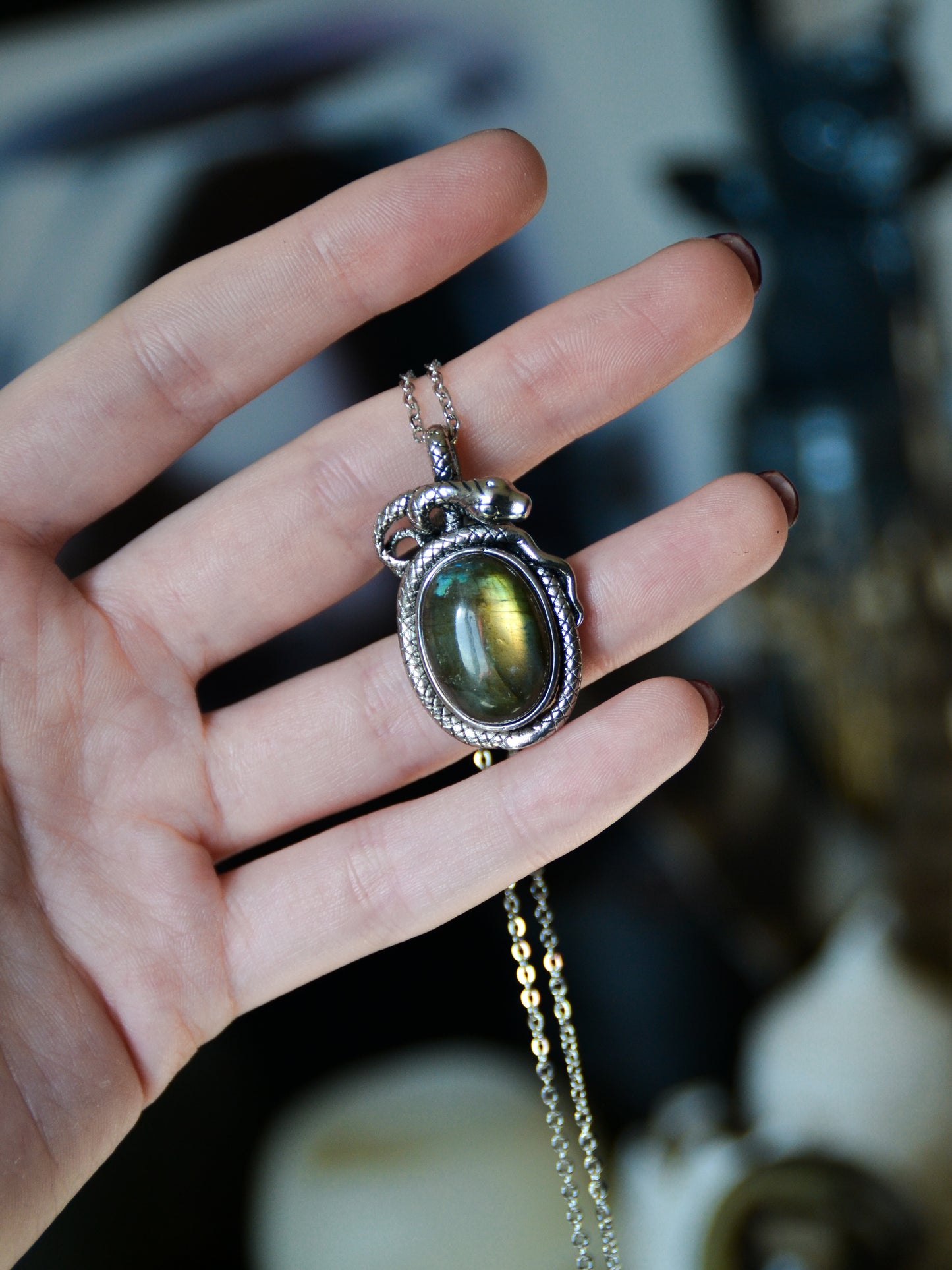 Ciondolo con montatura di serpente e labradorite