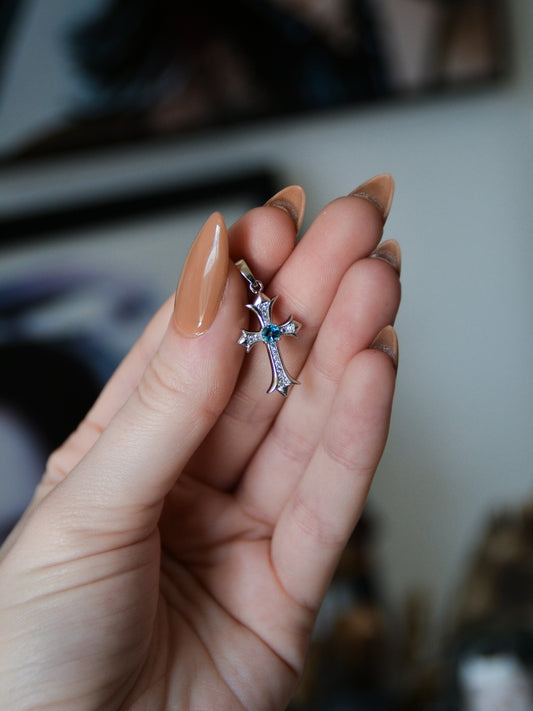 Ciondolo con croce e topazio