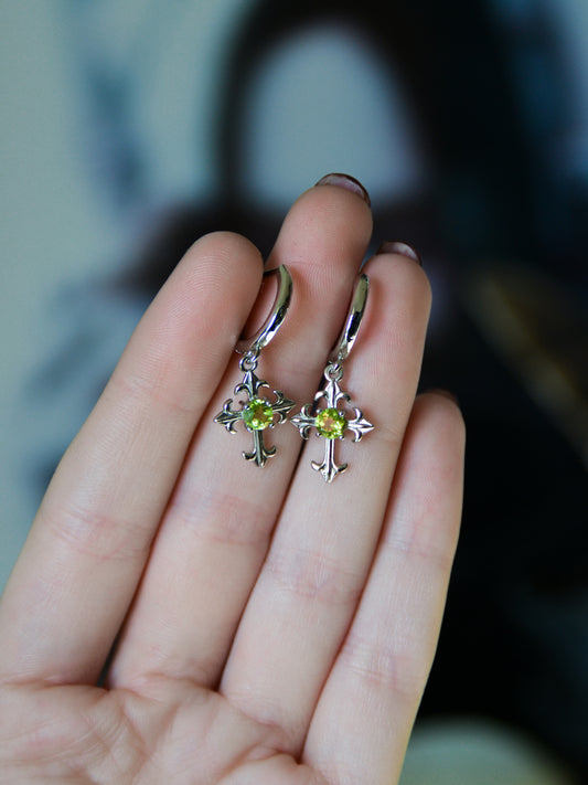 Orecchini con croci pendenti in peridoto