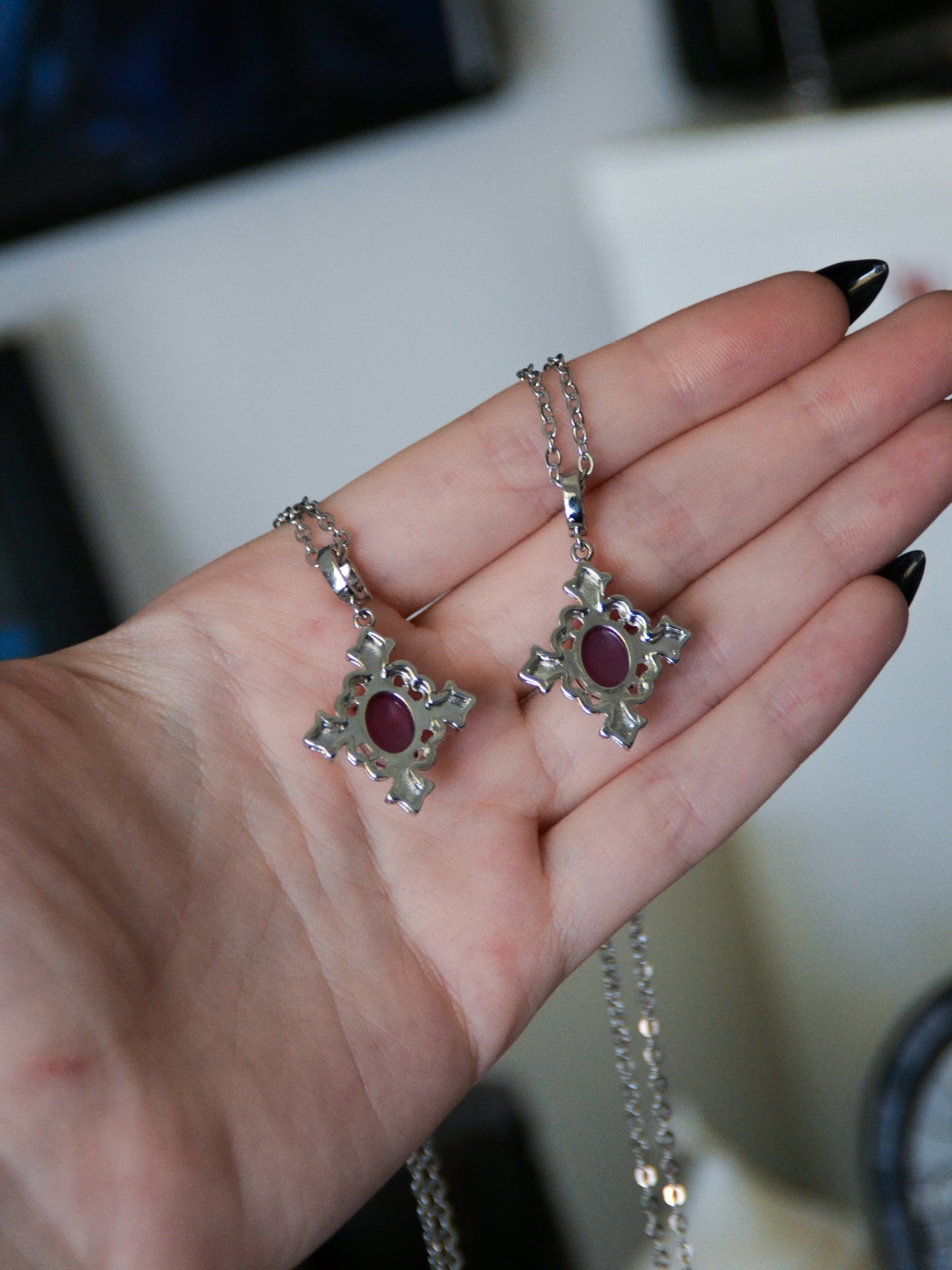 Ciondolo con croce gotica in star ruby