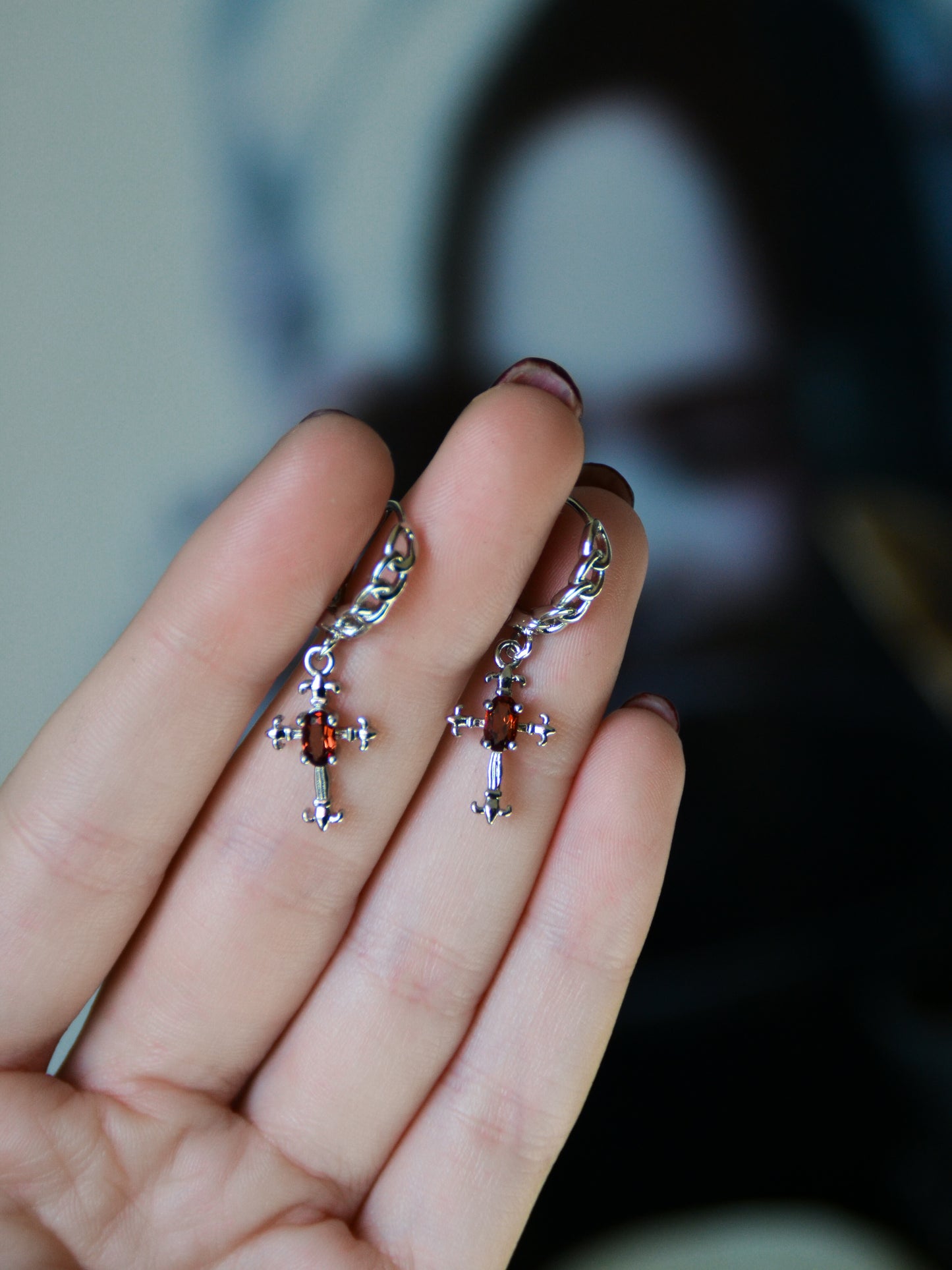 Orecchini con croci pendenti in granato