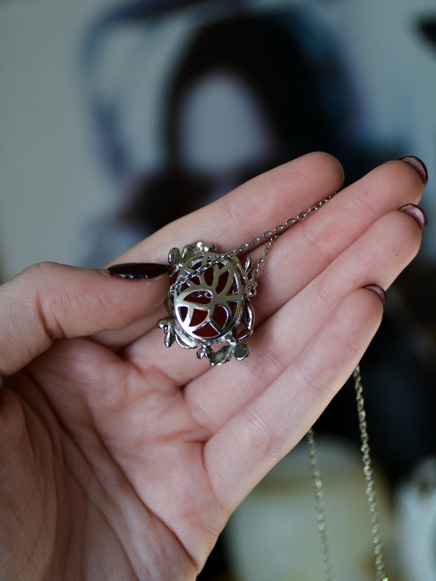 Ciondolo con montatura floreale e di farfalle con agata rossa