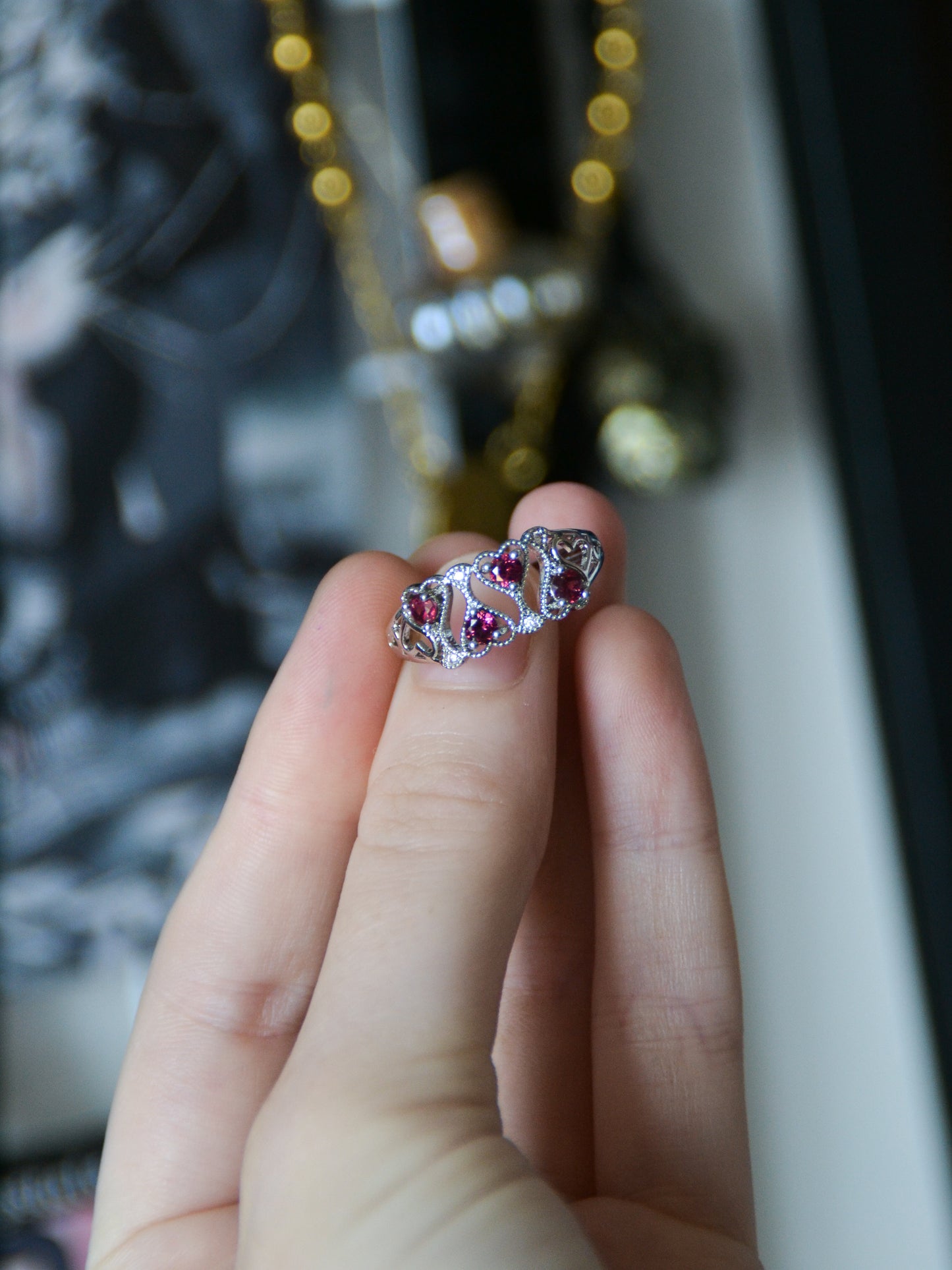 Anello con fascia di cuori in granato