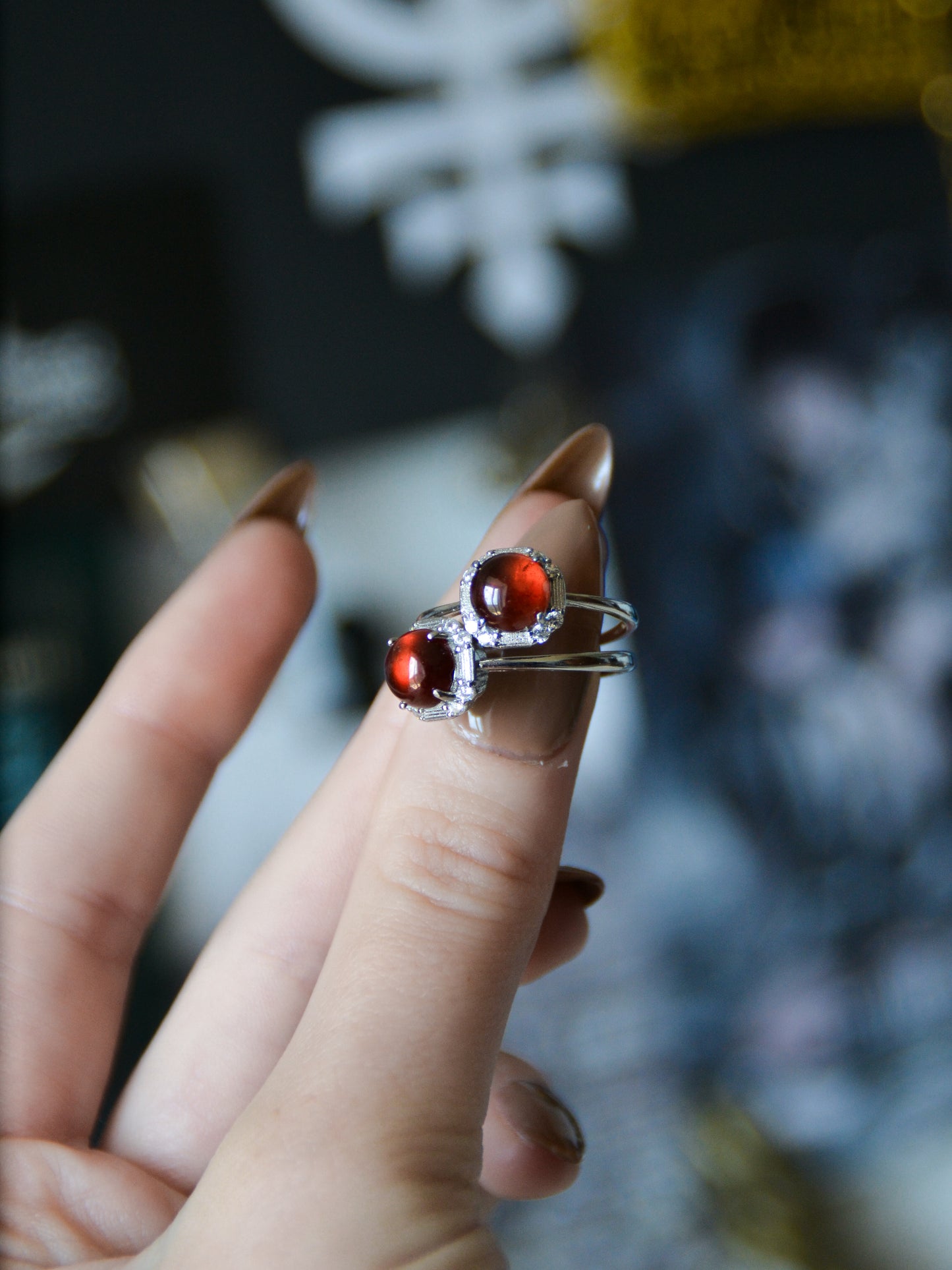 Anello sottile con agata rossa