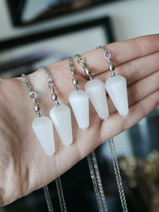 Ciondolo con pendolo in selenite