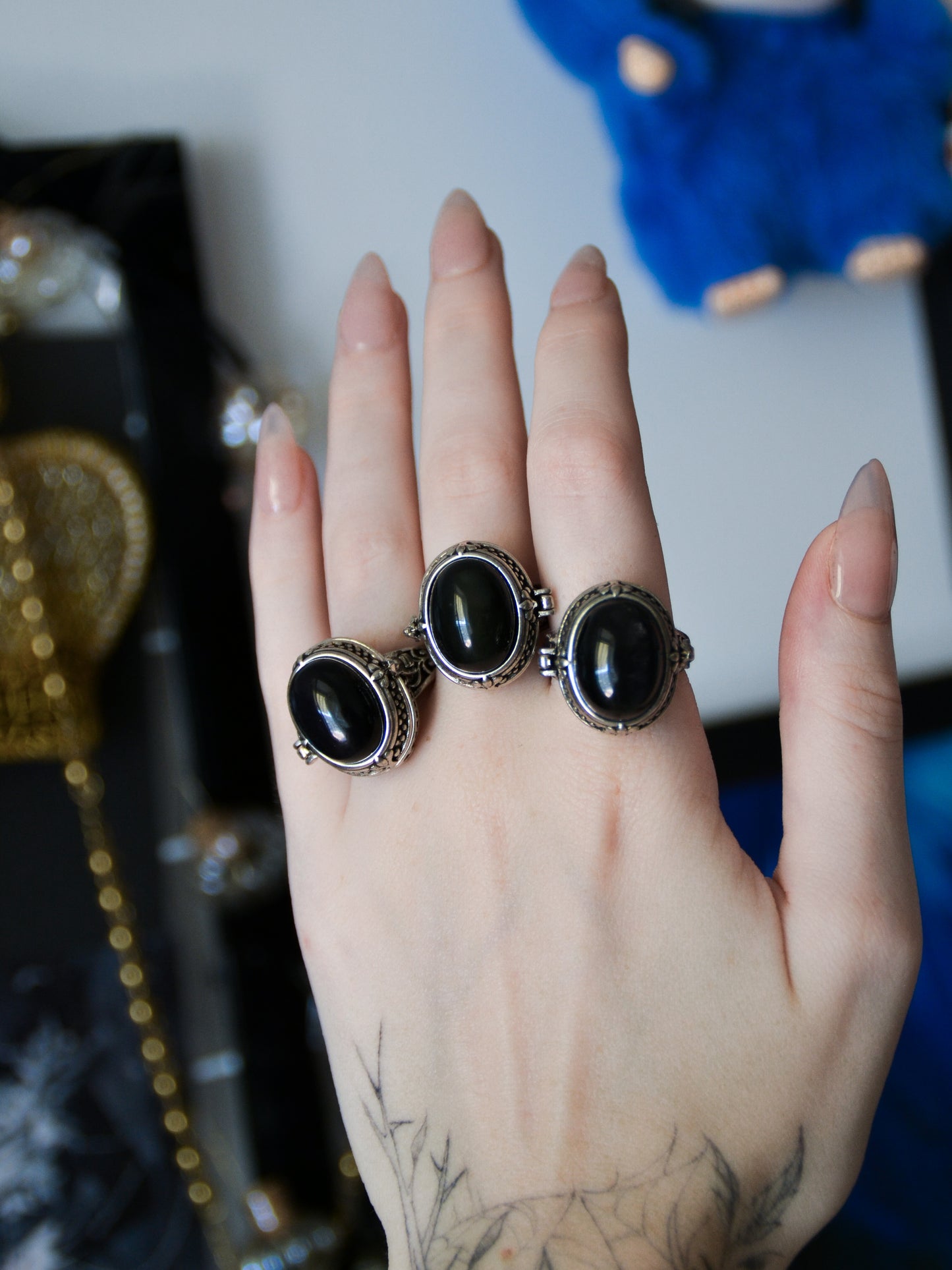 Anello poison con ossidiana arcobaleno