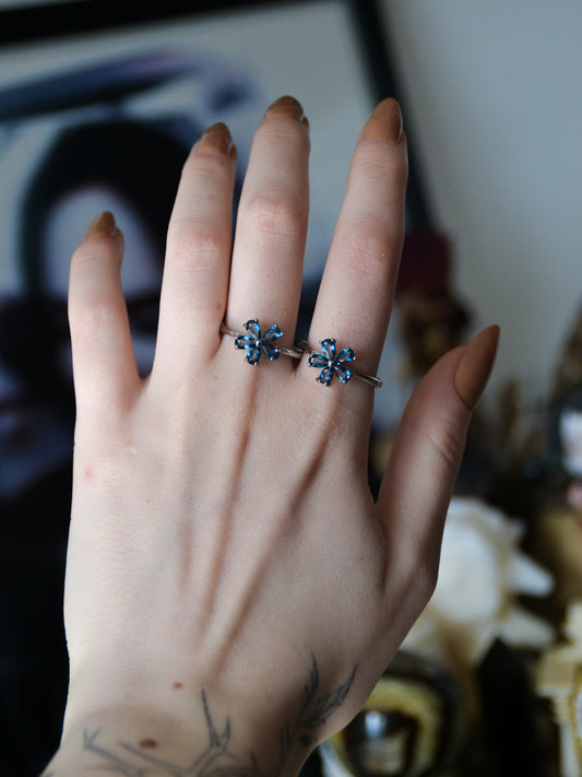 Anello con fiore in topazio london