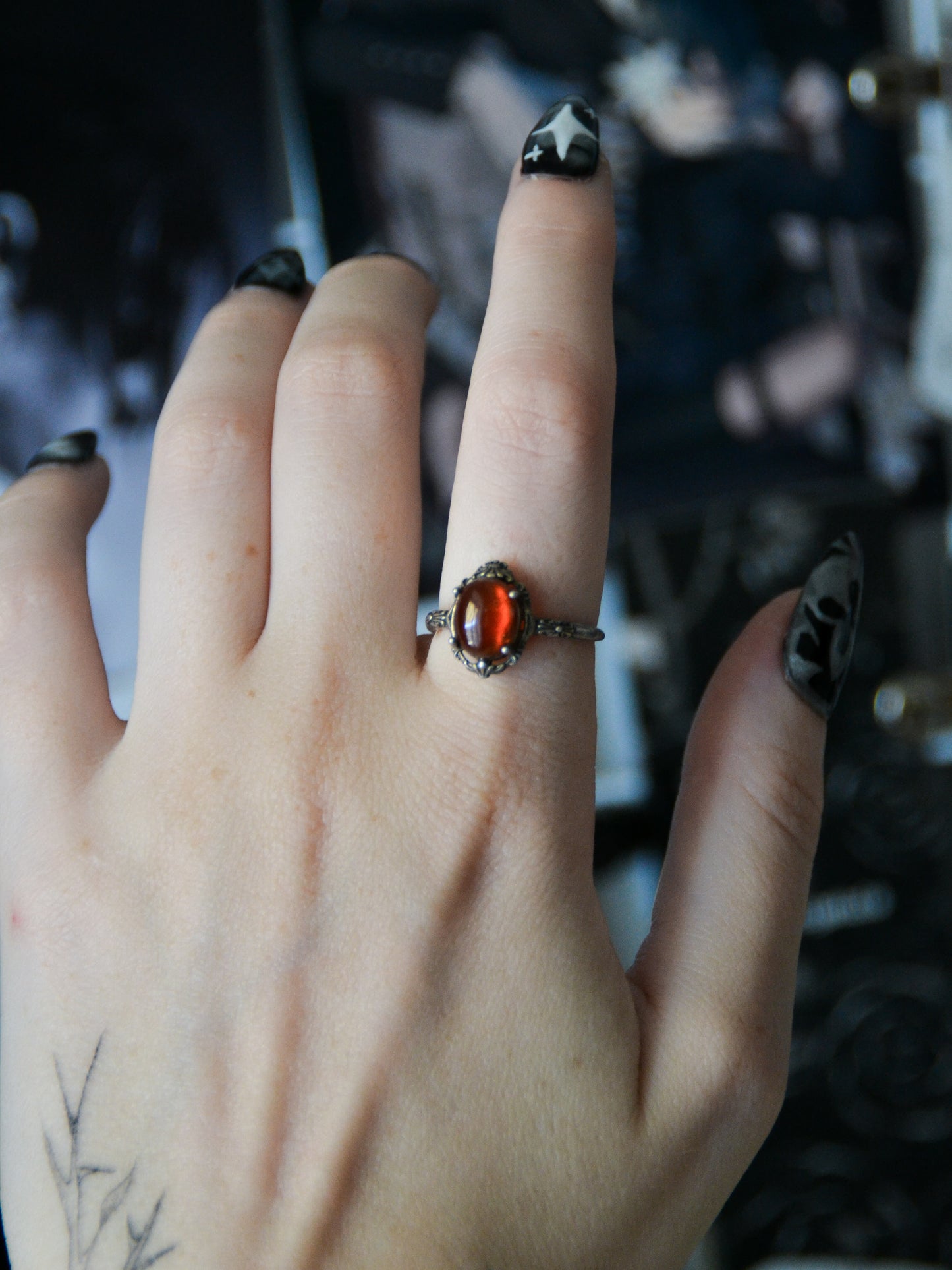 Anello gotico con agata rossa