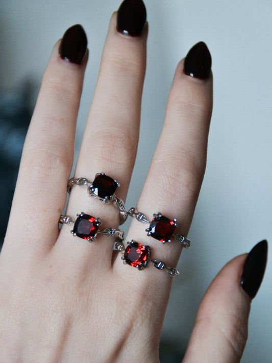 Anello in granato con catene