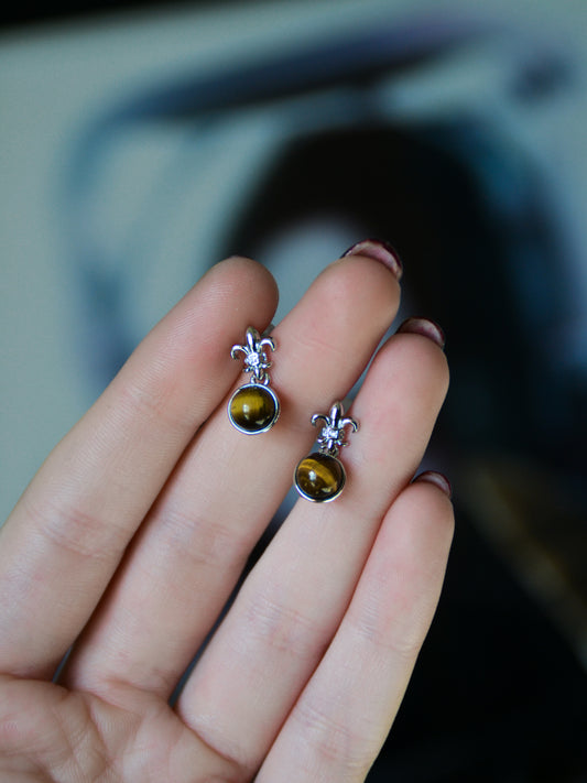 Orecchini con giglio bottonato e sferette di occhio di tigre