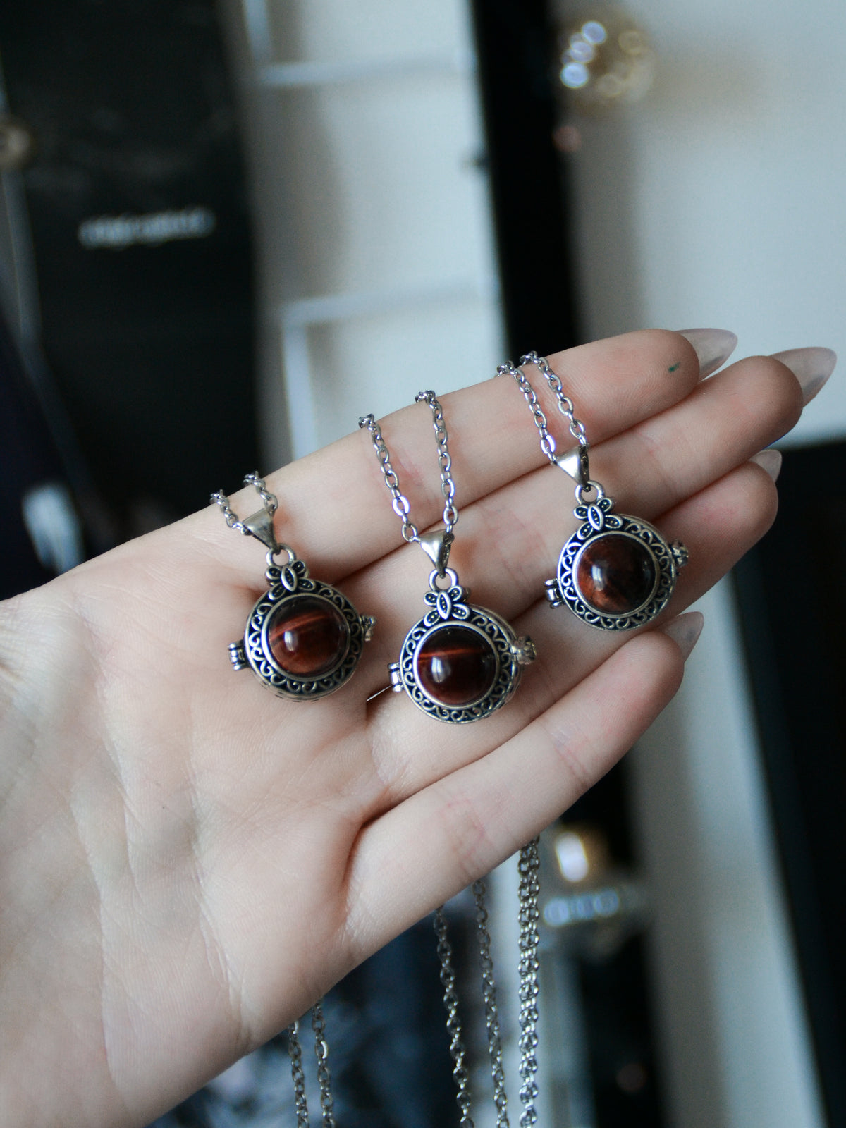 Ciondolo poison locket con occhio di tigre rosso (occhio di bue)