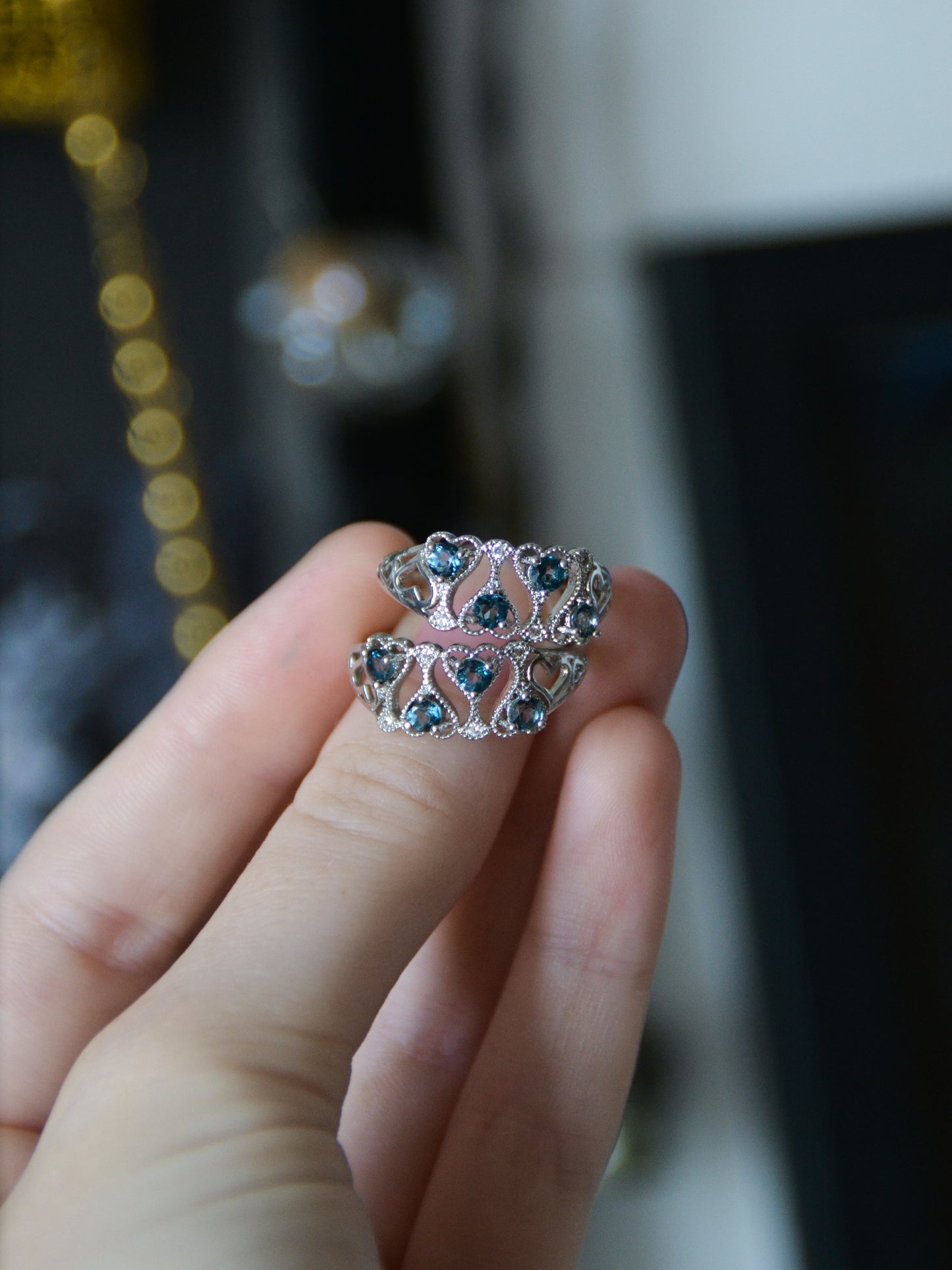 Anello con fascia di cuori in topazio