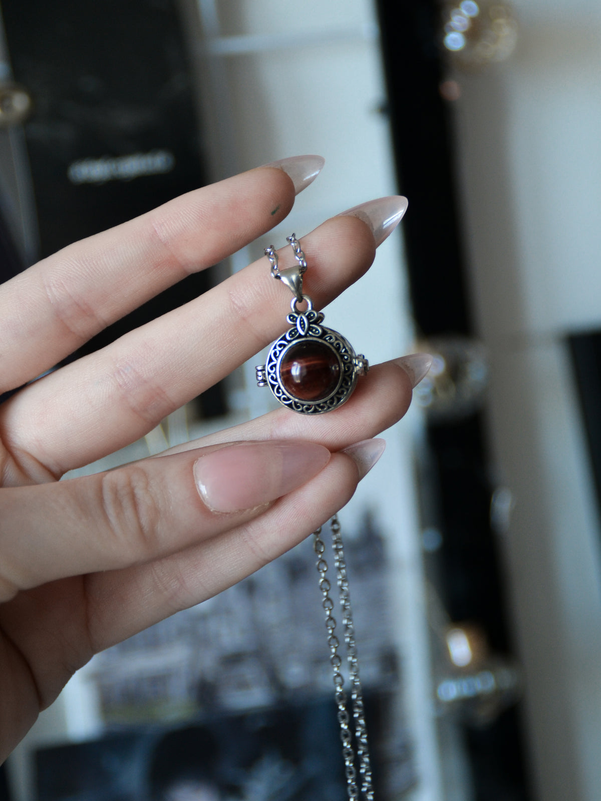 Ciondolo poison locket con occhio di tigre rosso (occhio di bue)