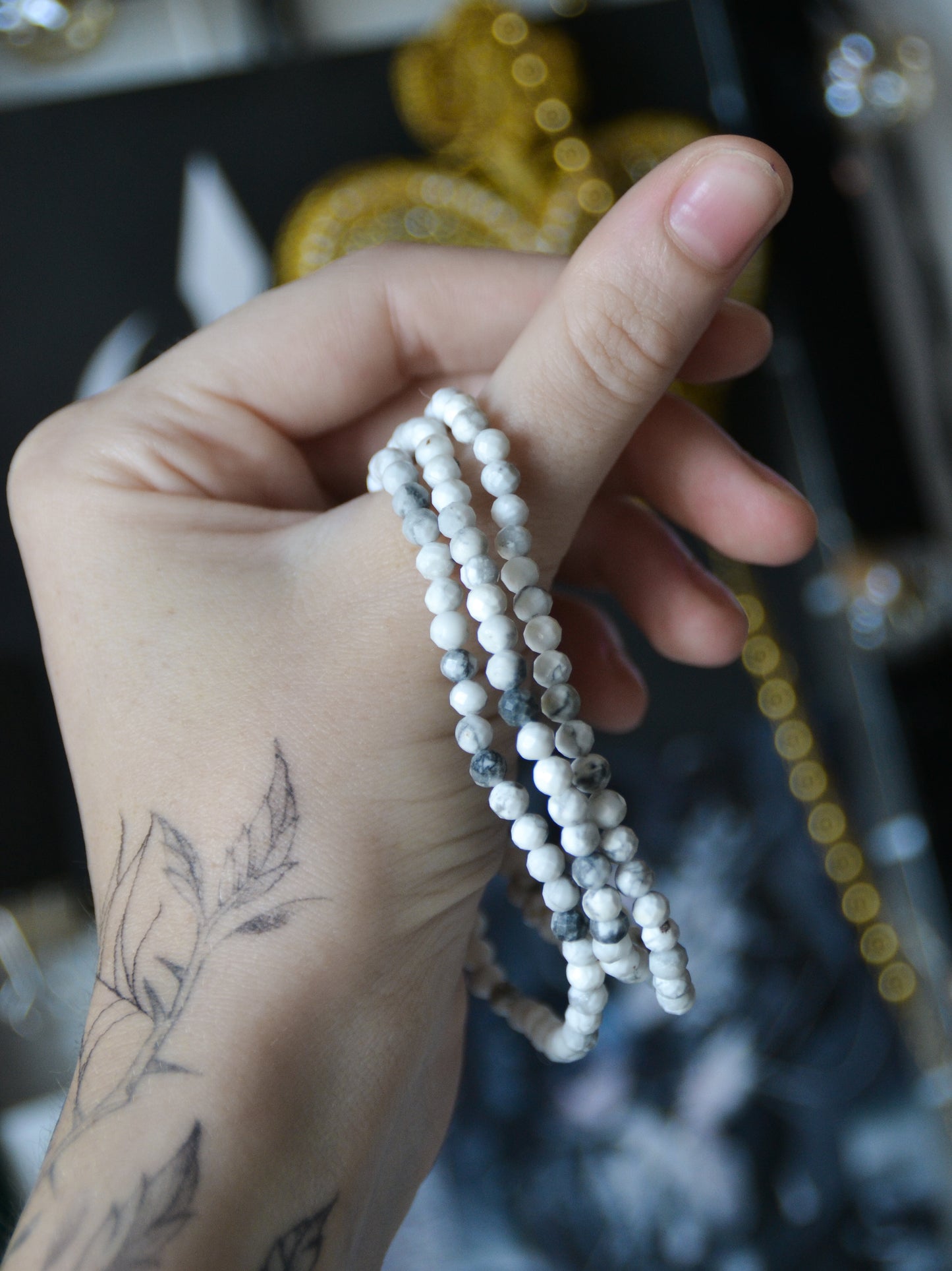 Bracciale in biglie sfaccettate di howlite